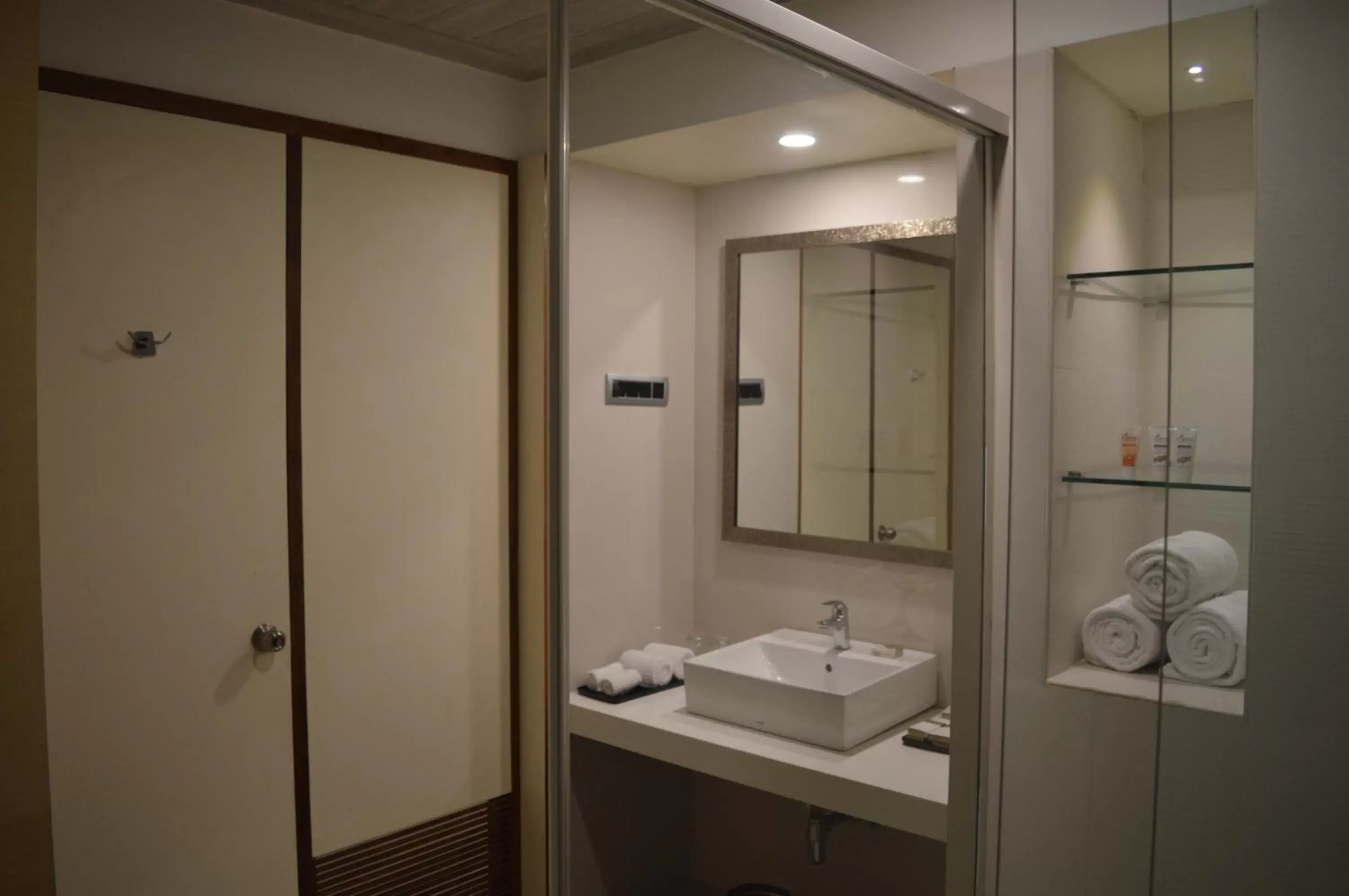 Shower, Bathroom in Welcomhotel by ITC Hotels, Kences Palm Beach, Mamallapuram