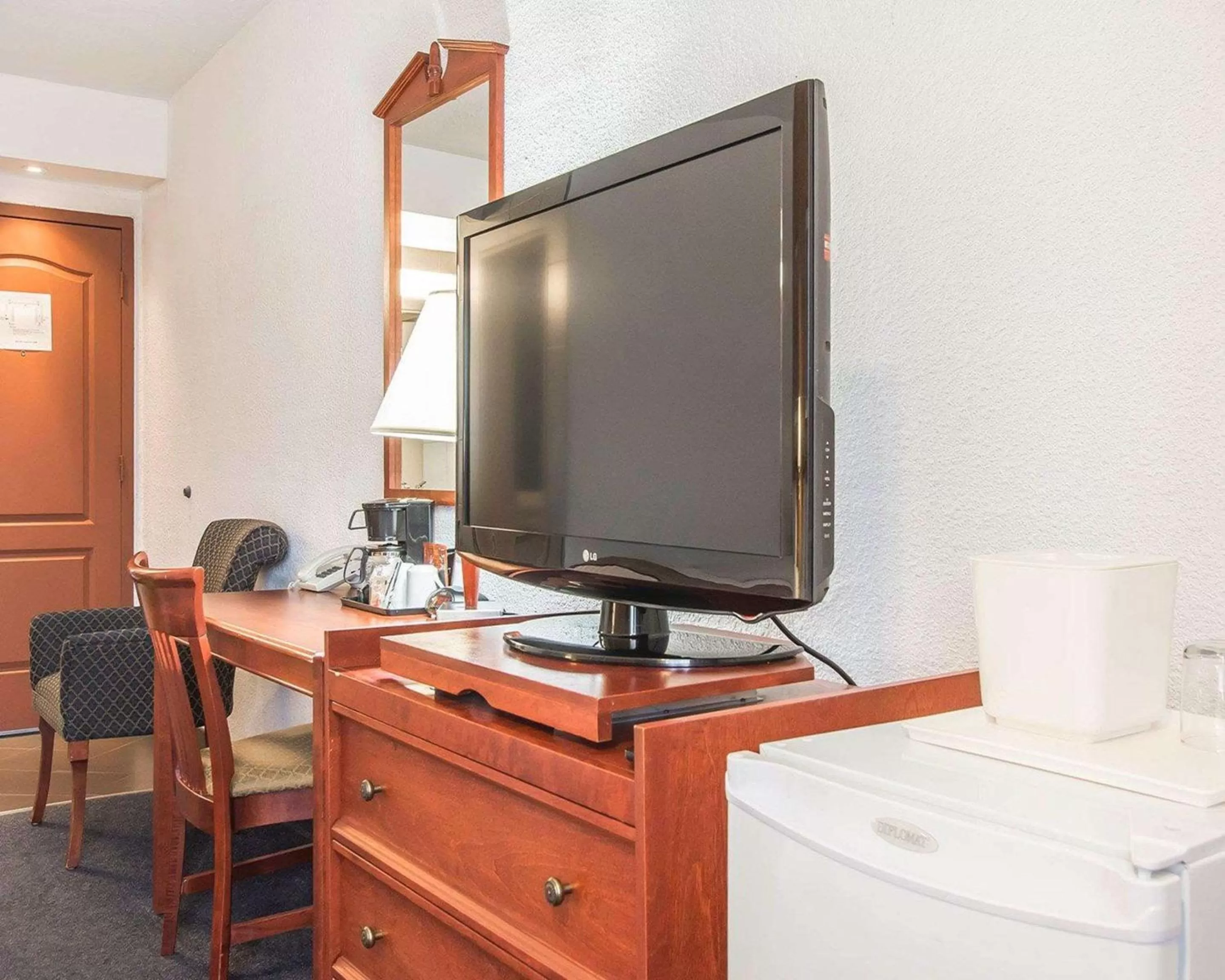 Photo of the whole room, TV/Entertainment Center in Econo Lodge Forestville