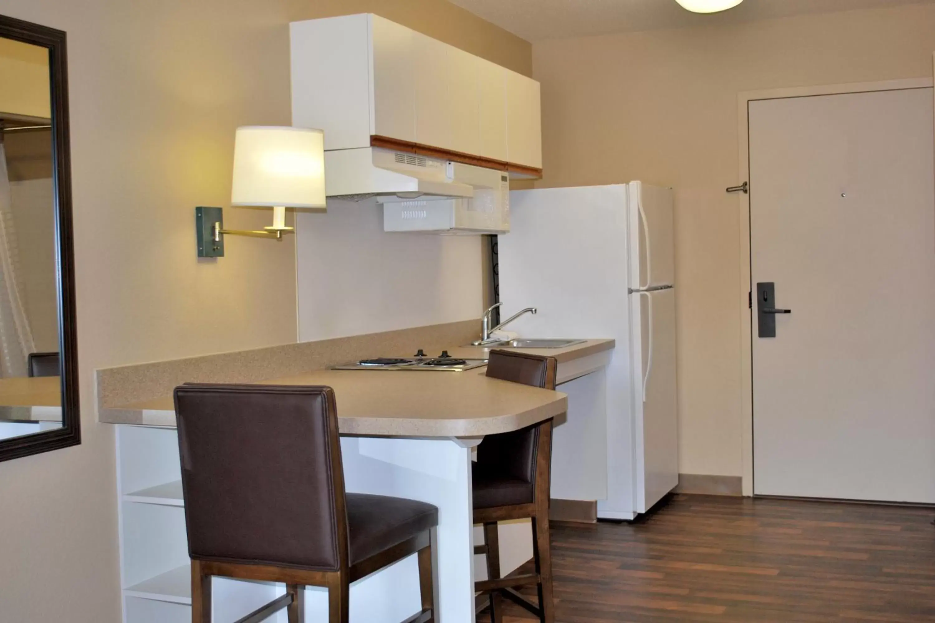 Kitchen or kitchenette, Kitchen/Kitchenette in Extended Stay America Suites - Auburn Hills - University Drive
