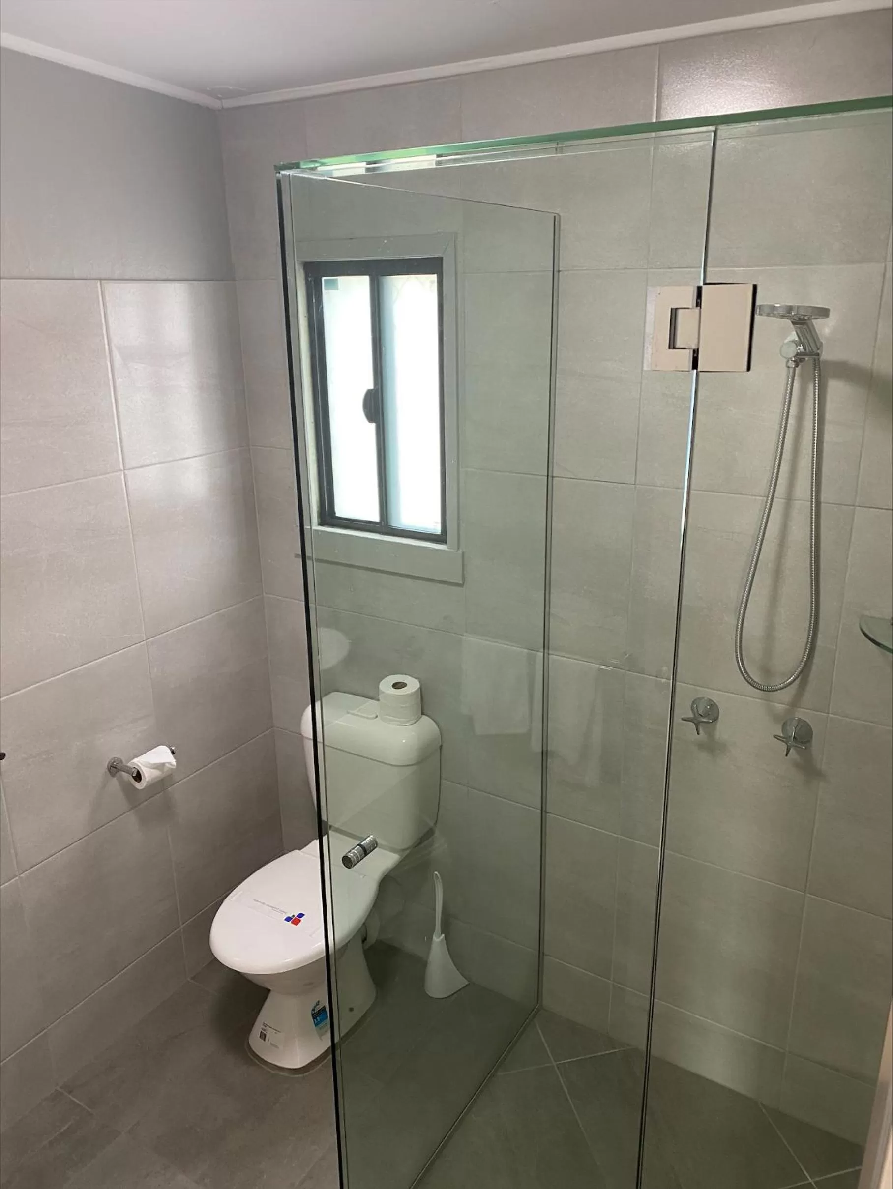 Shower in Rix Hotel Motel