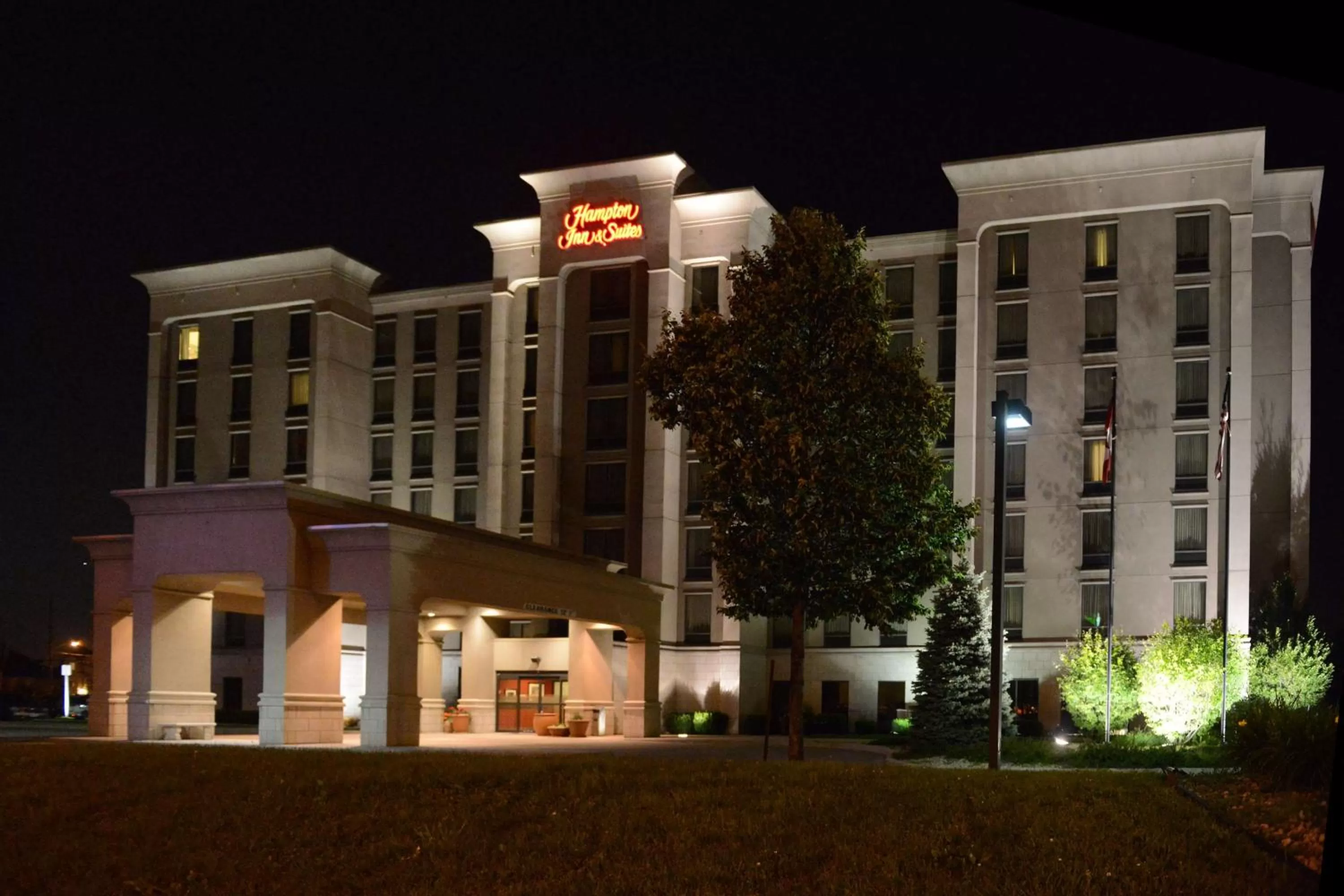 Property building in Hampton Inn & Suites by Hilton Windsor