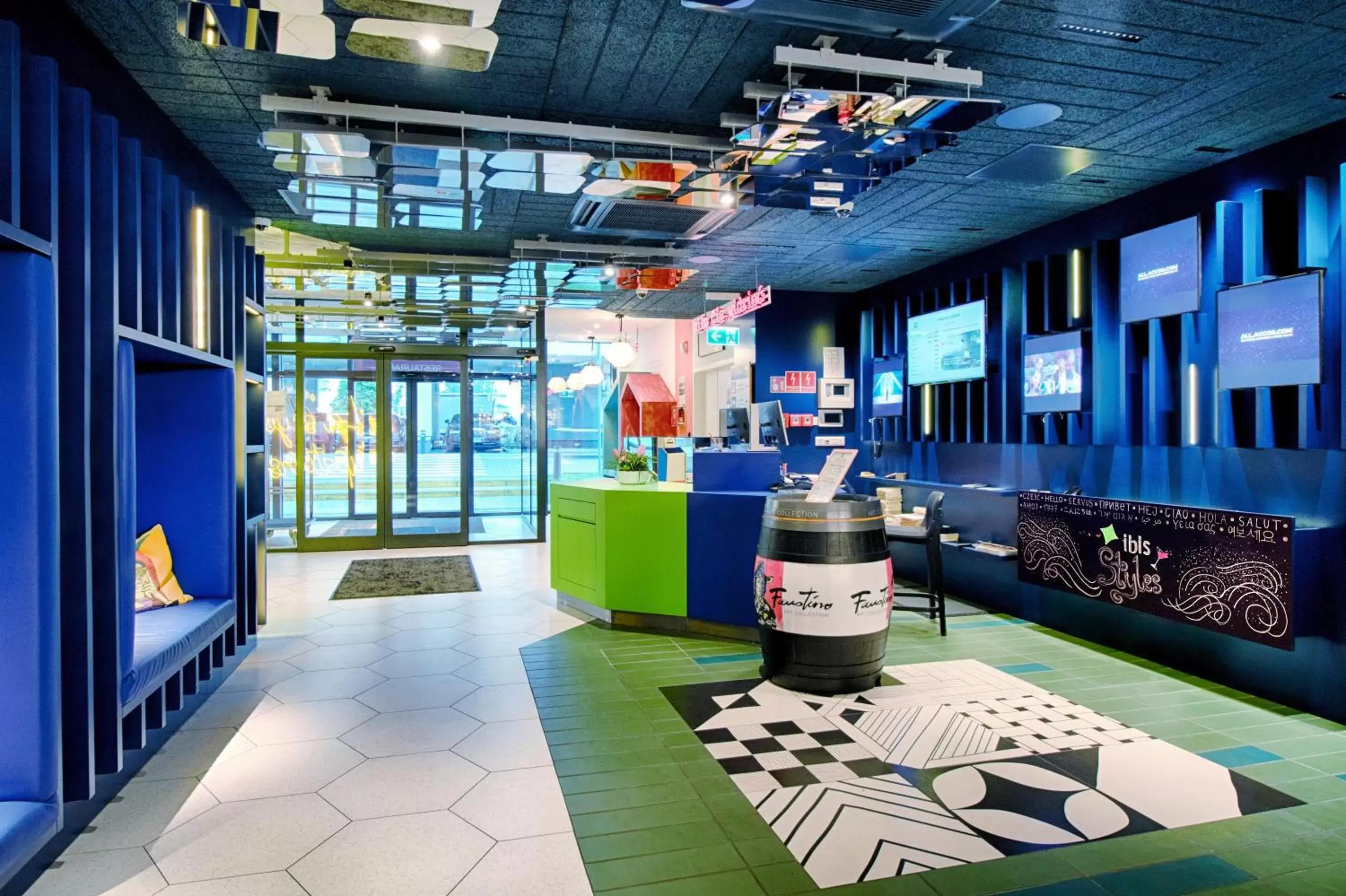 Lobby or reception in ibis Styles Warszawa Centrum