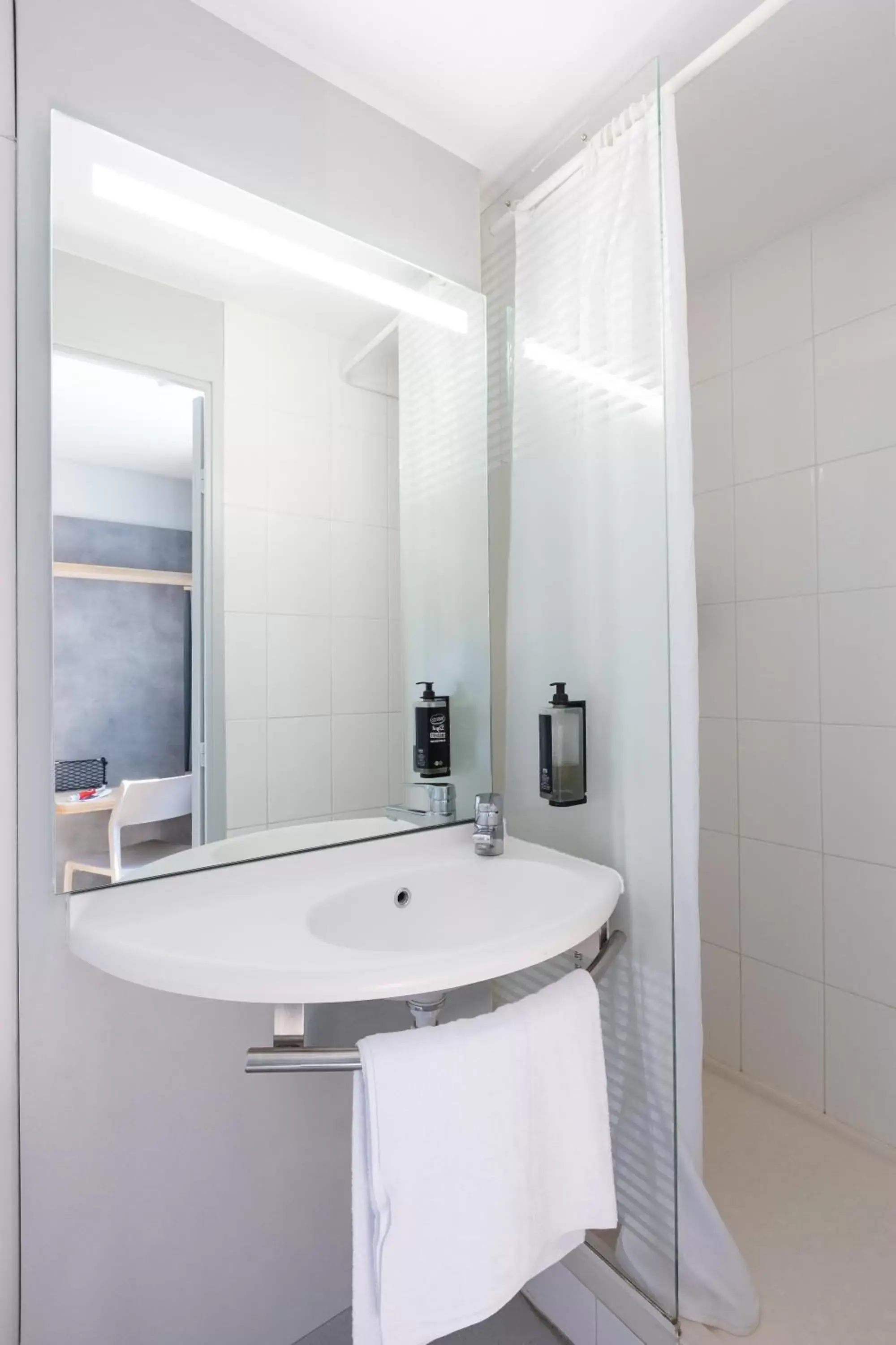 Bathroom in ibis budget Angoulême Centre