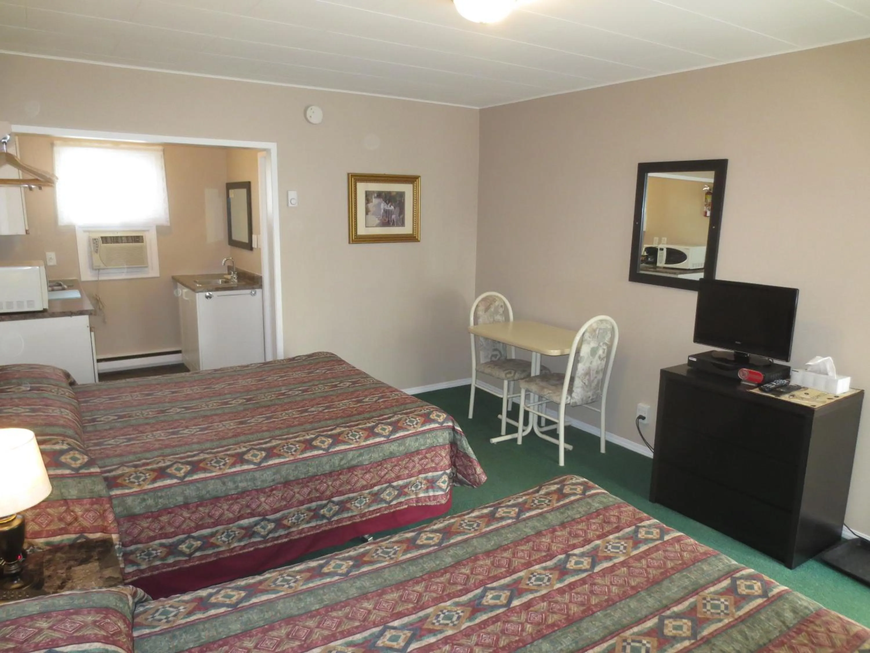 Bedroom, Bed in Overlander Motel