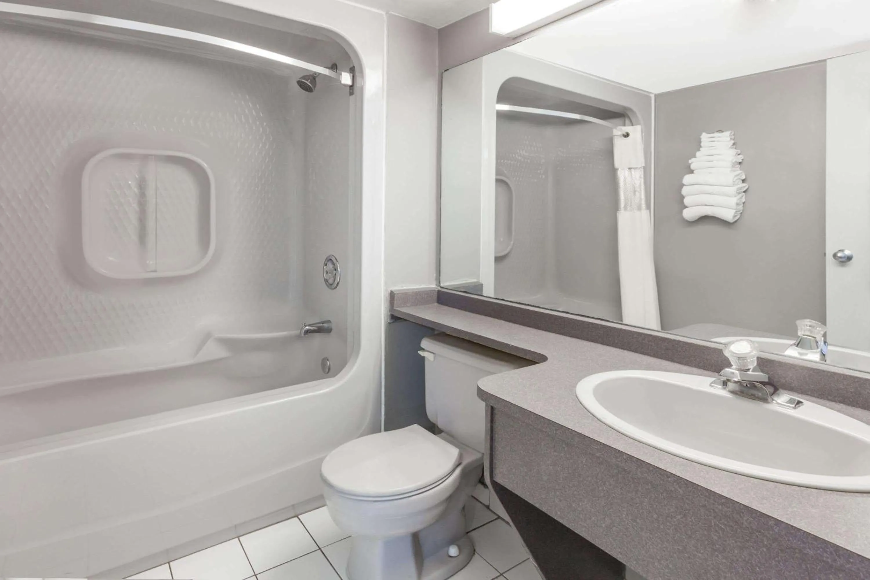 Bathroom in Howard Johnson by Wyndham Niagara Falls