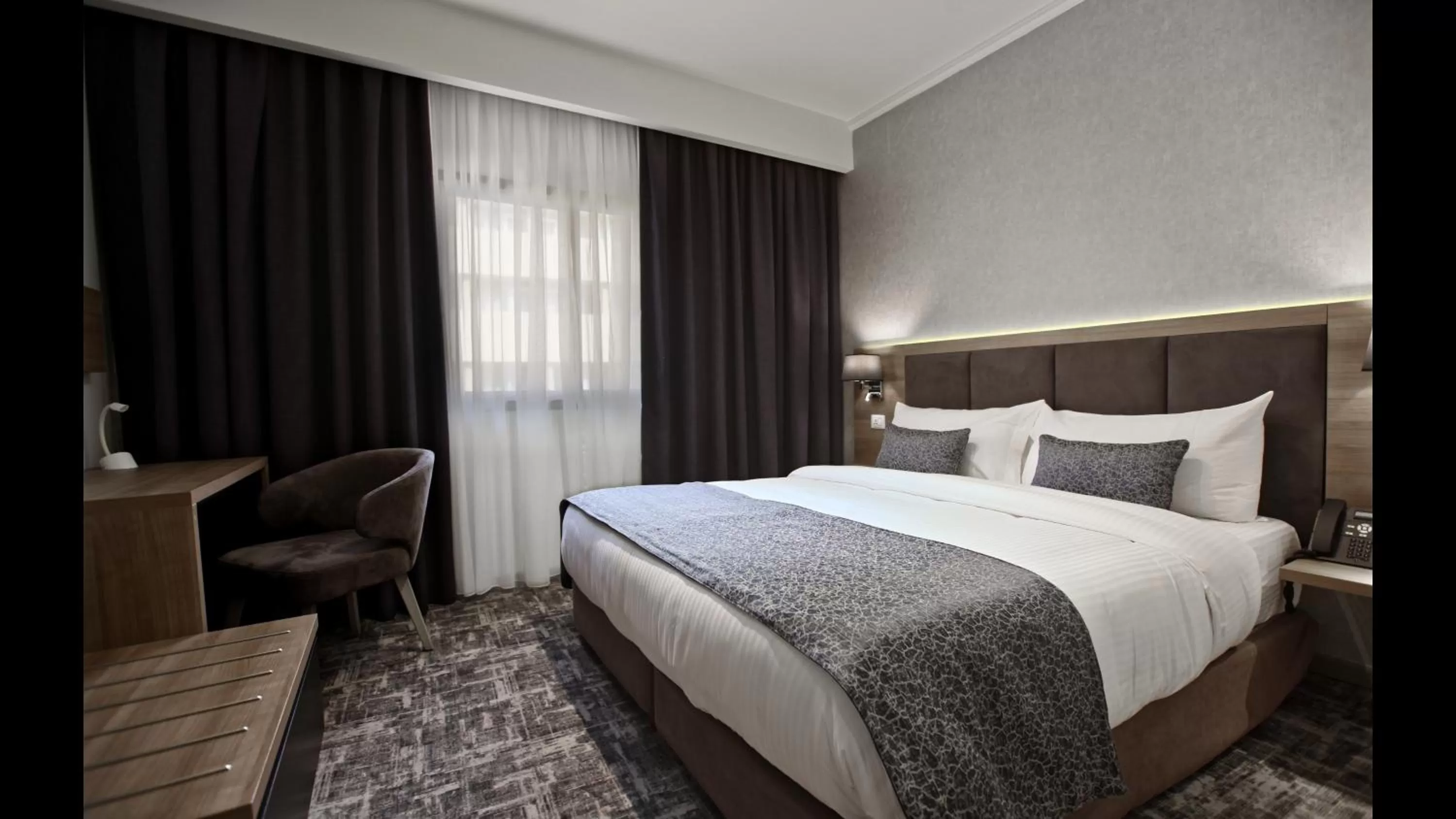 Photo of the whole room, Bed in Hotel De Ville