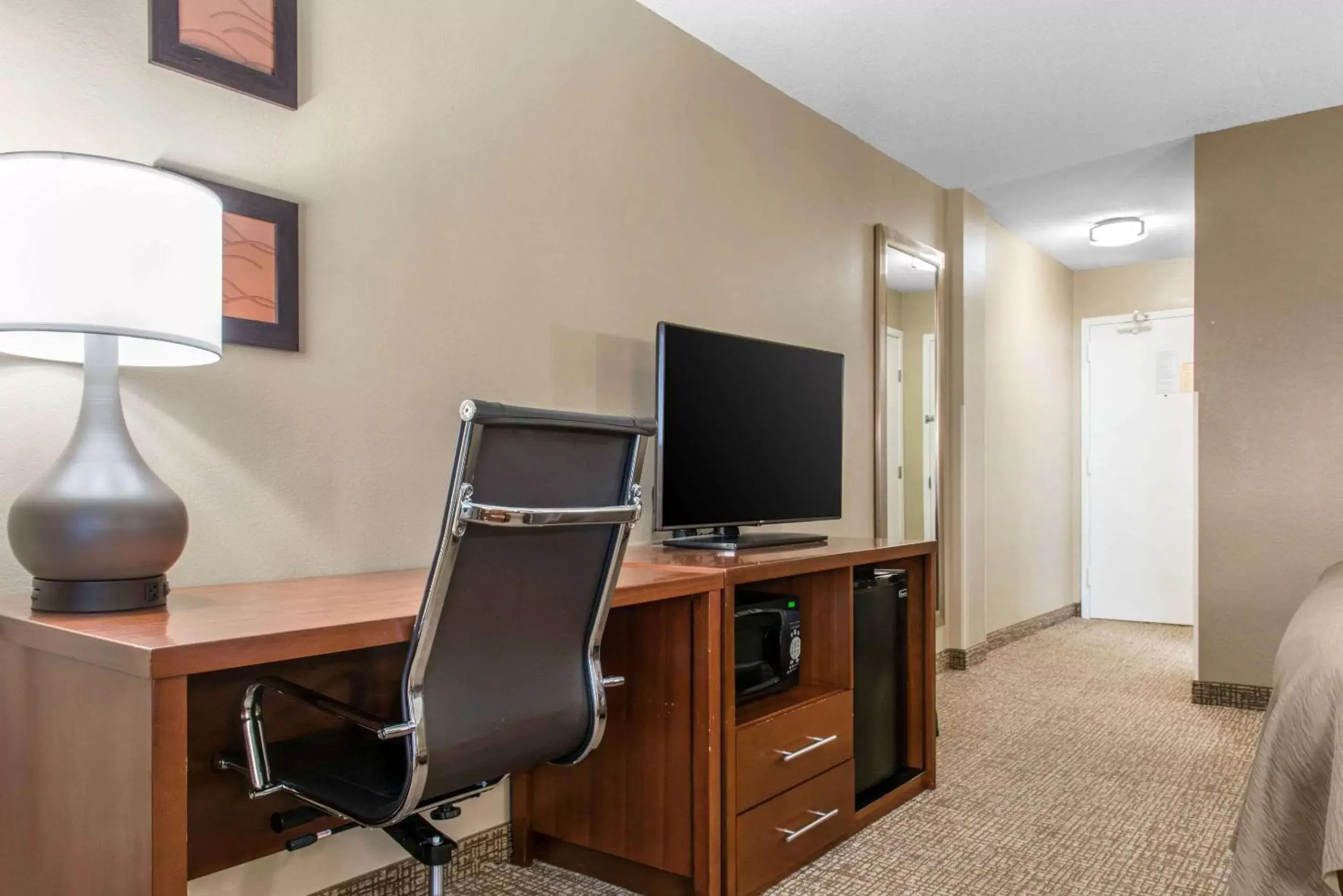 Photo of the whole room, TV/Entertainment Center in Comfort Inn MSP Airport - Mall of America