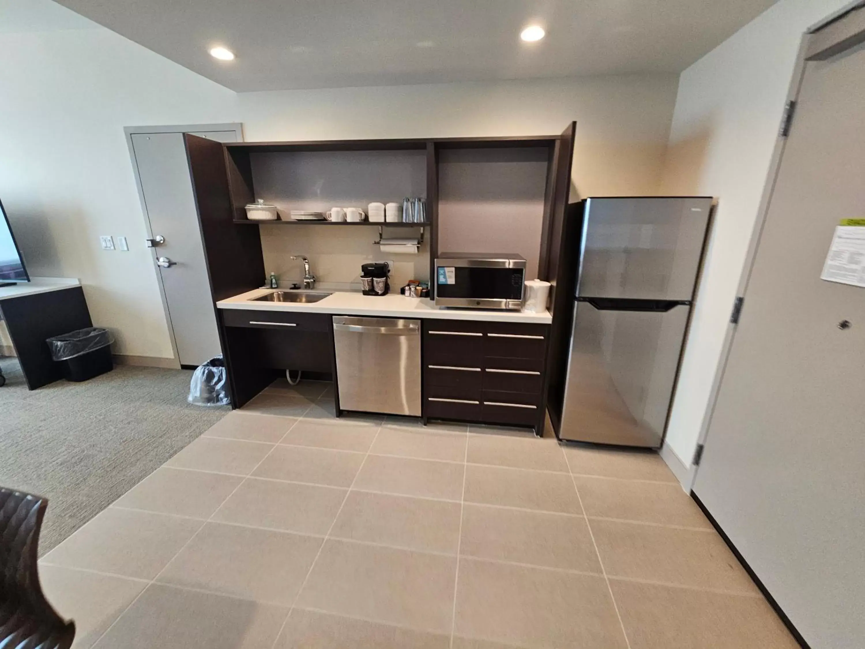 Coffee/tea facilities, Kitchen/Kitchenette in Home2 Suites By Hilton Allentown Bethlehem Airport