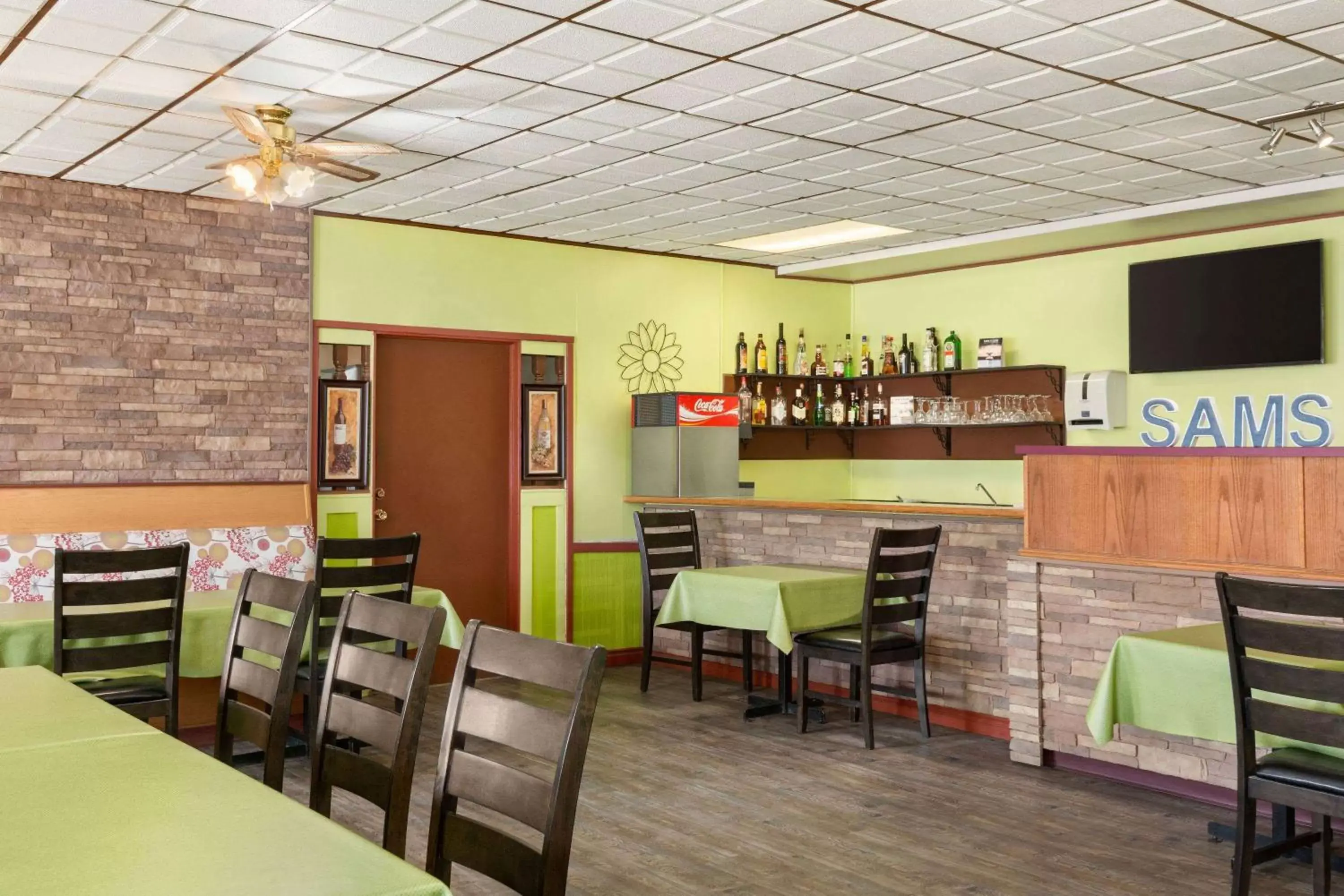 Restaurant/places to eat, Lounge/Bar in Travelodge by Wyndham Dawson Creek