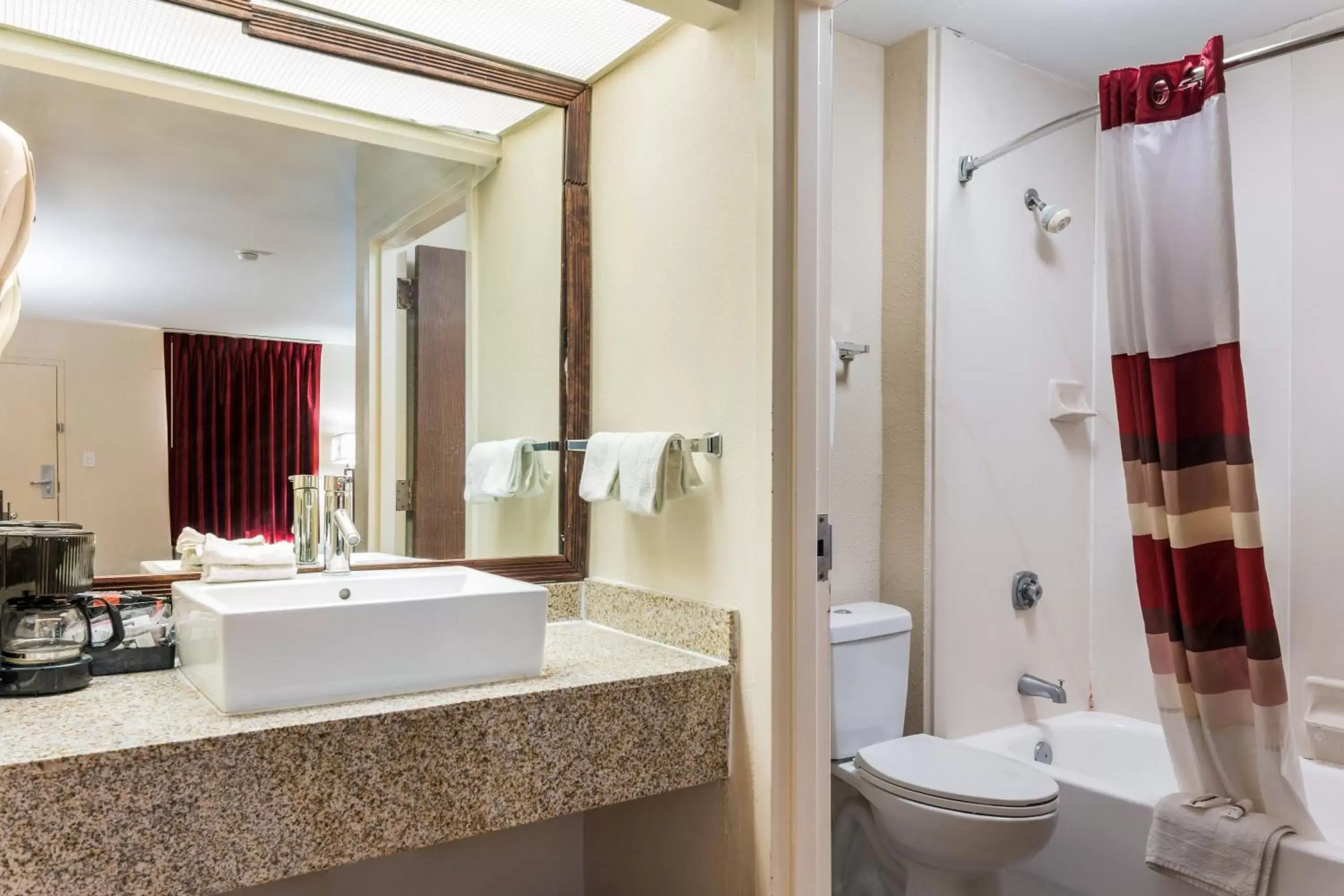 Photo of the whole room, Bathroom in Red Roof Inn Texarkana