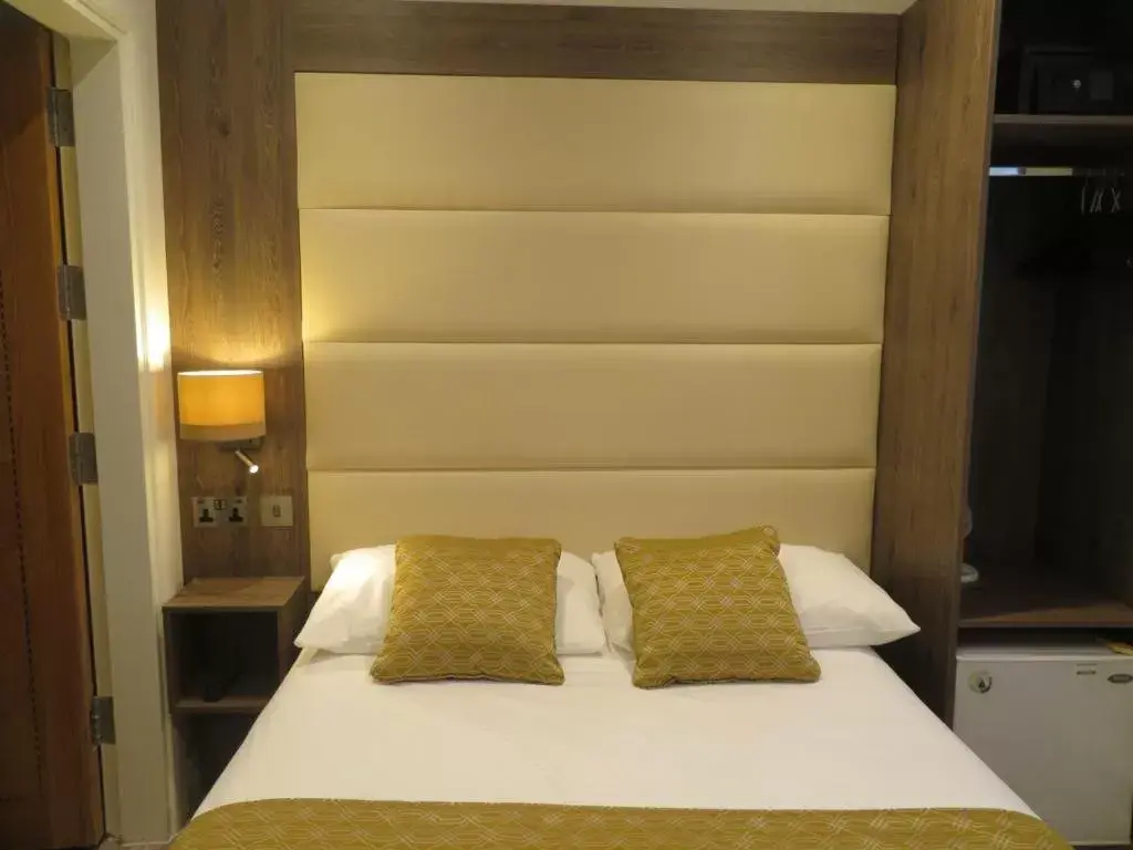 Bed in Glendale Hyde Park Hotel