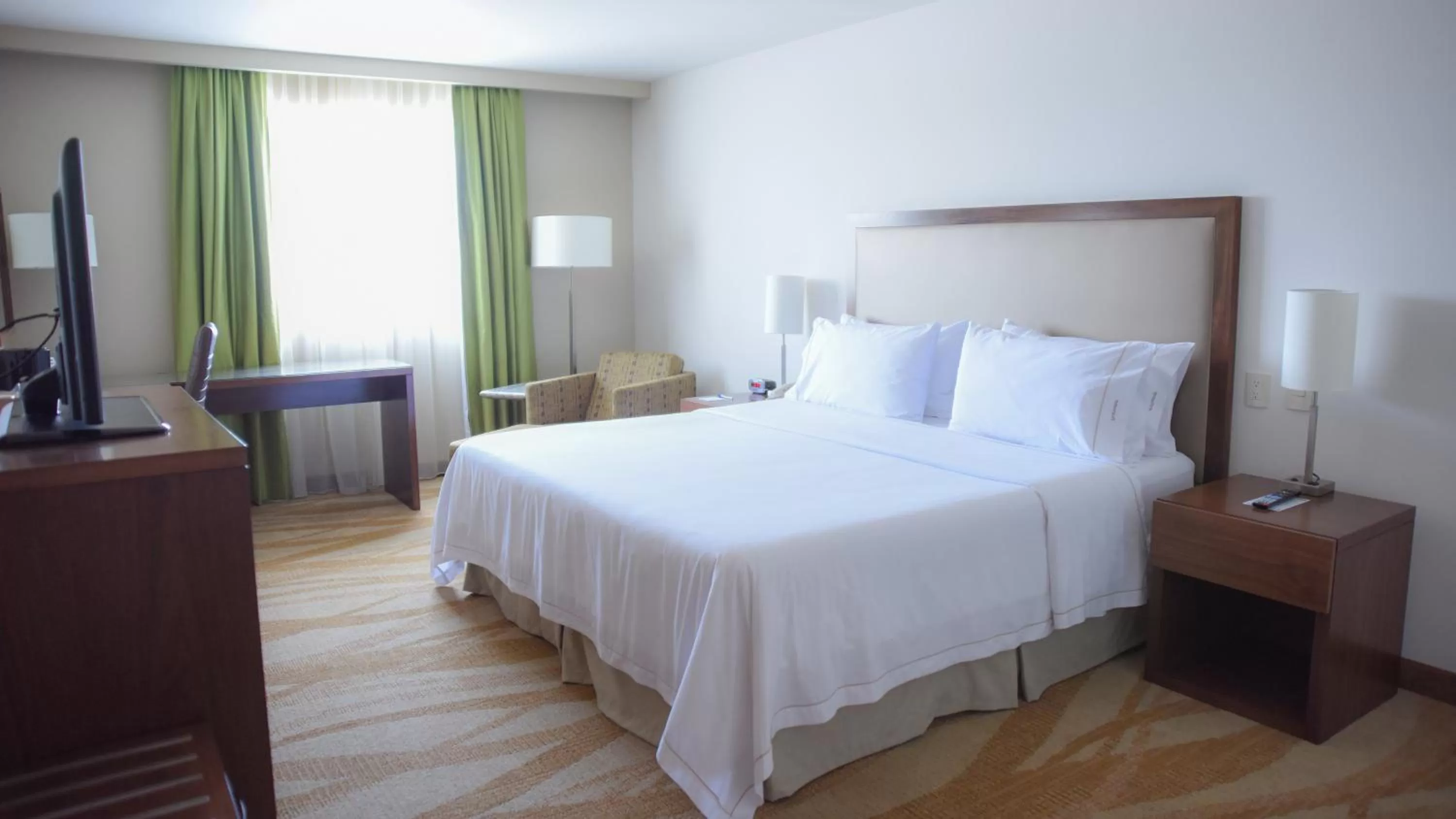 Photo of the whole room, Bed in Holiday Inn Express and Suites Celaya by IHG