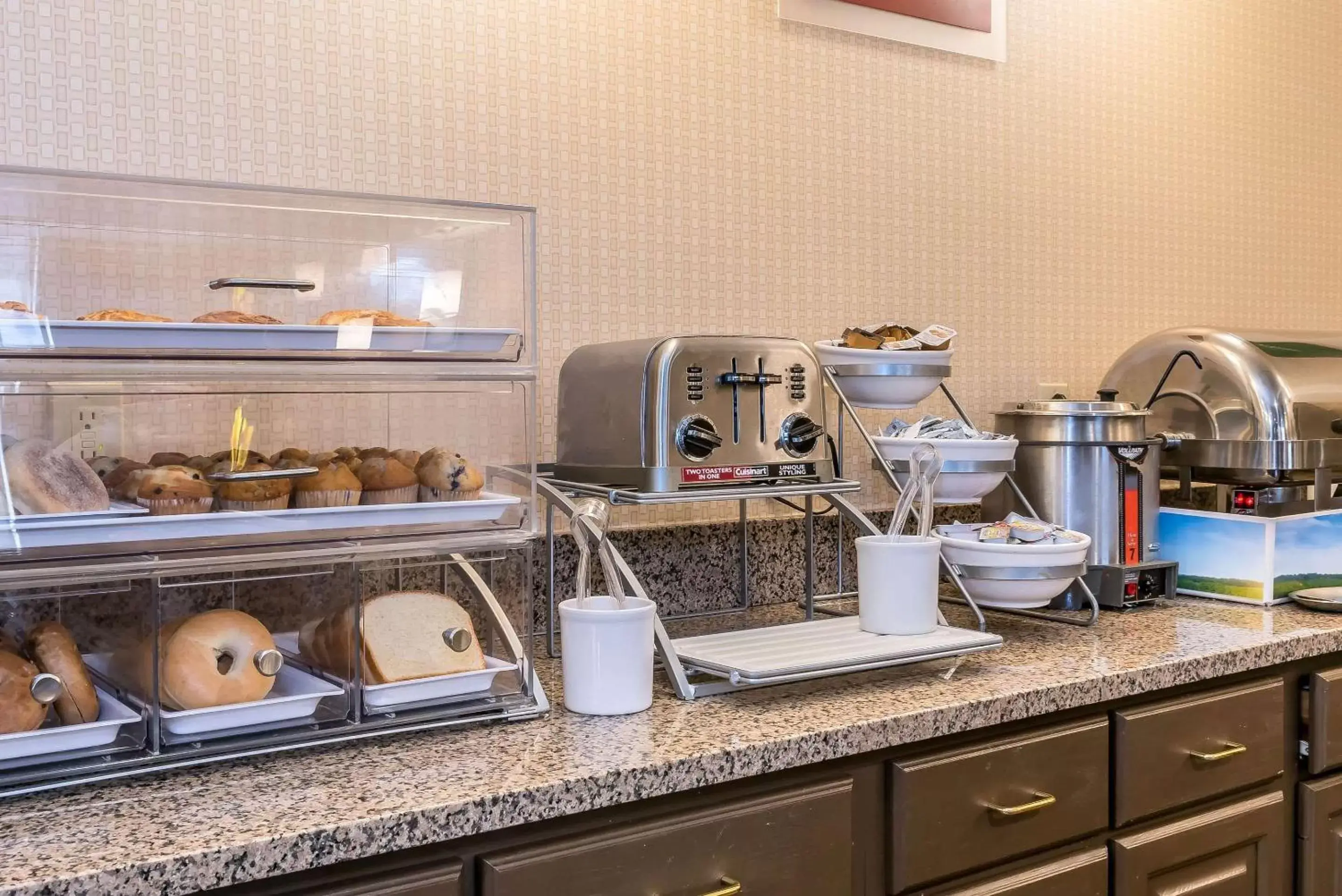 Restaurant/places to eat, Kitchen/Kitchenette in Comfort Suites Springfield