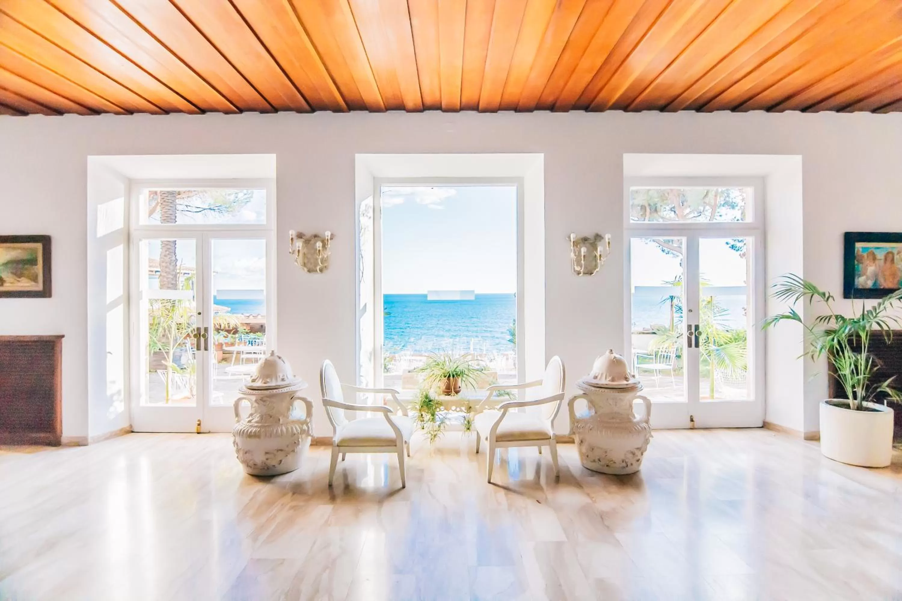 Living room in Hotel Roger de Flor by Seleqtta