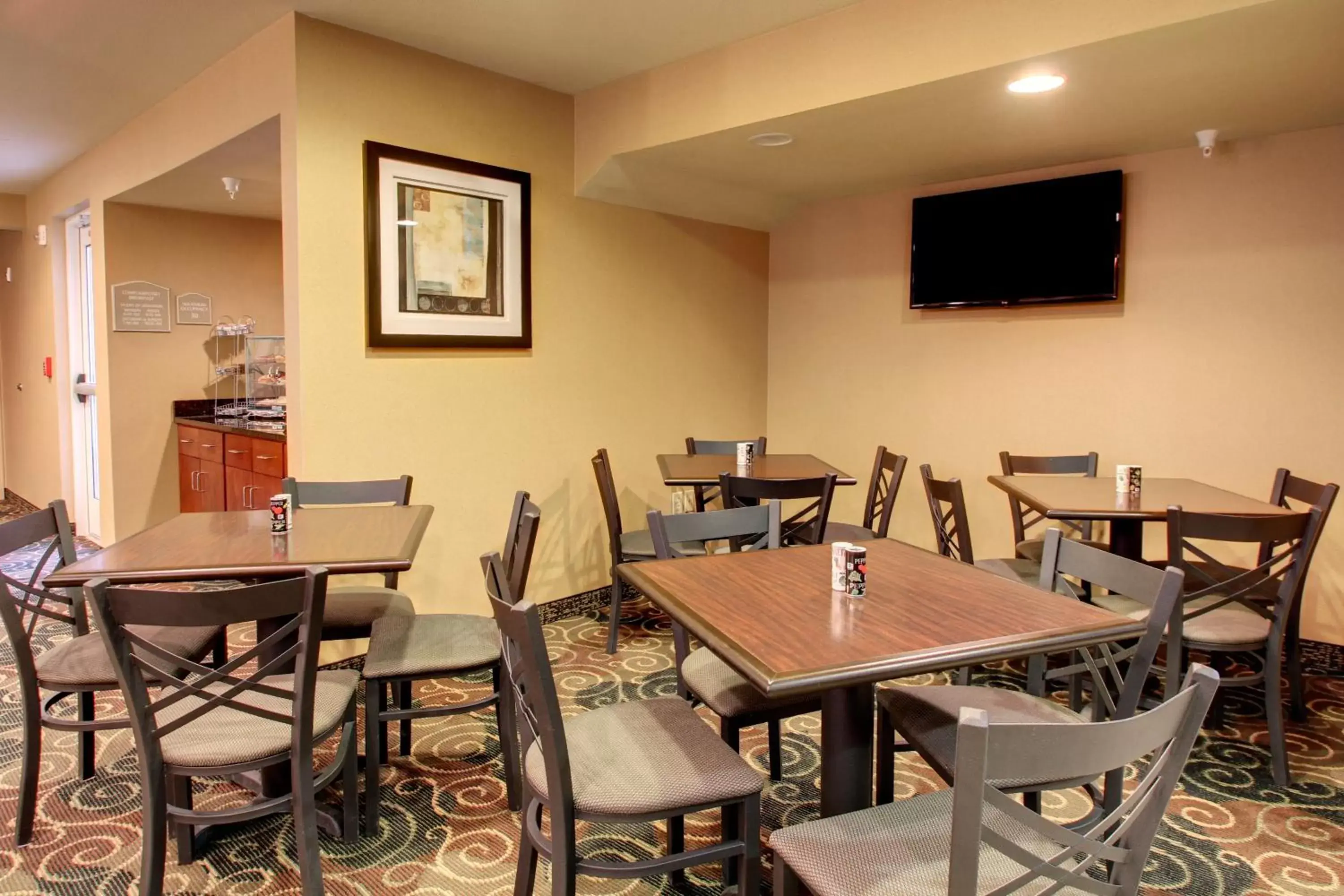 Lobby or reception, Restaurant/Places to Eat in Cobblestone Hotel & Suites - Charlestown