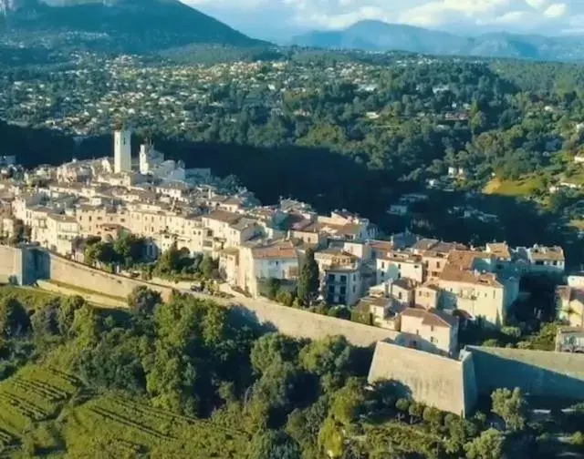 Neighbourhood, Bird's-eye View in Toile Blanche