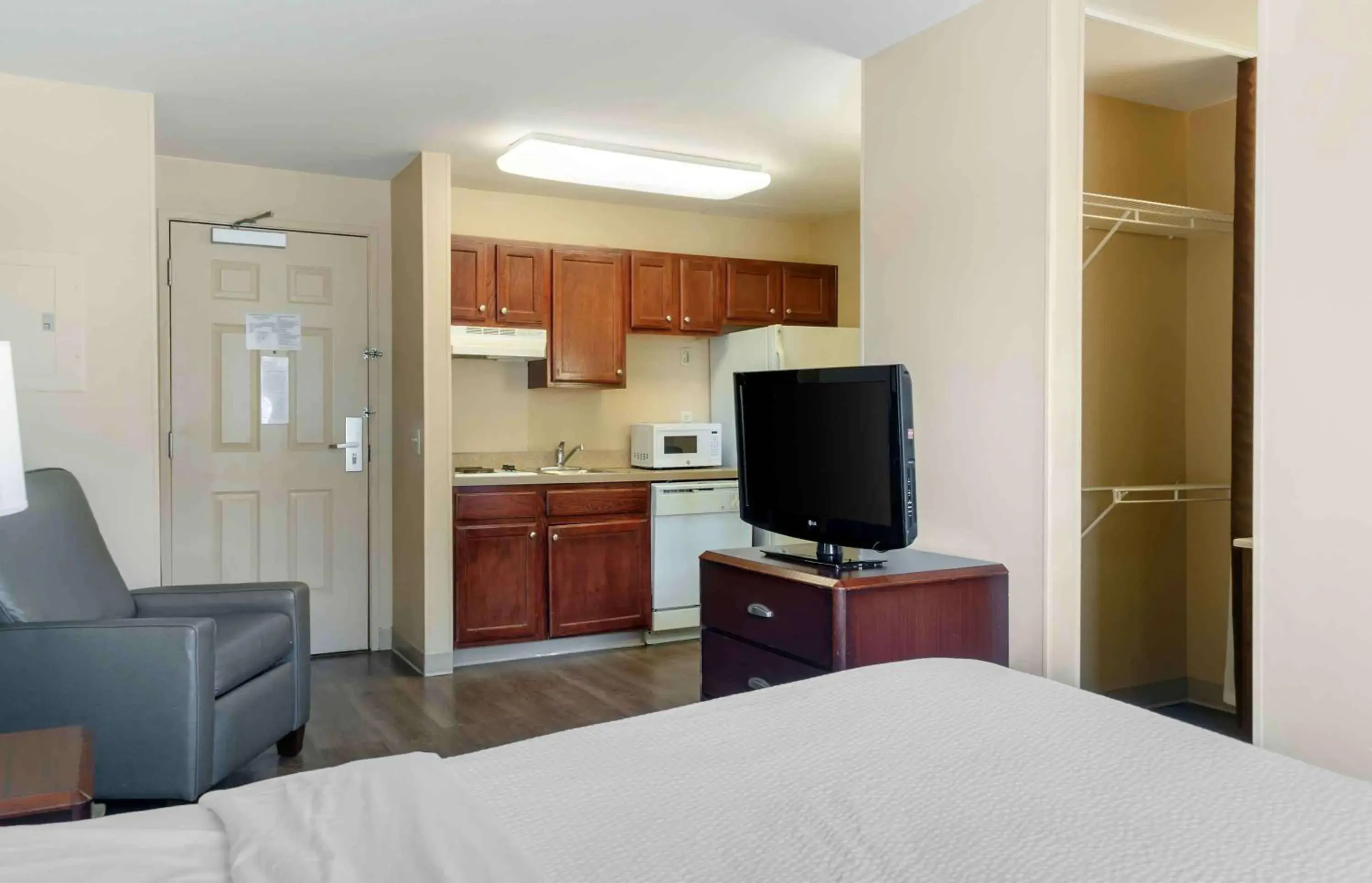 Bedroom, TV/Entertainment Center in Extended Stay America Suites - Indianapolis - Northwest - I-465
