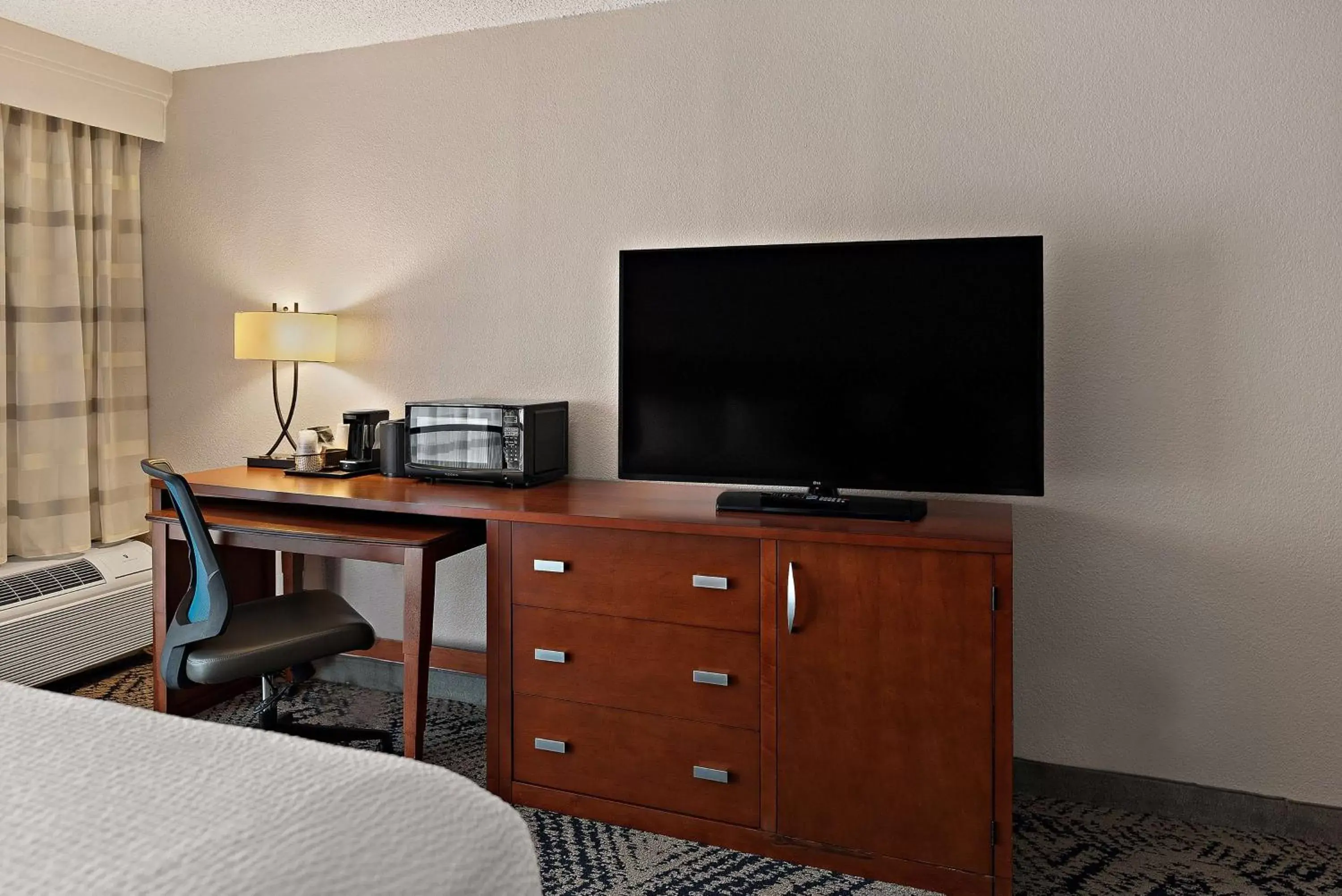 Bedroom, TV/Entertainment Center in Best Western Spartanburg Northwest