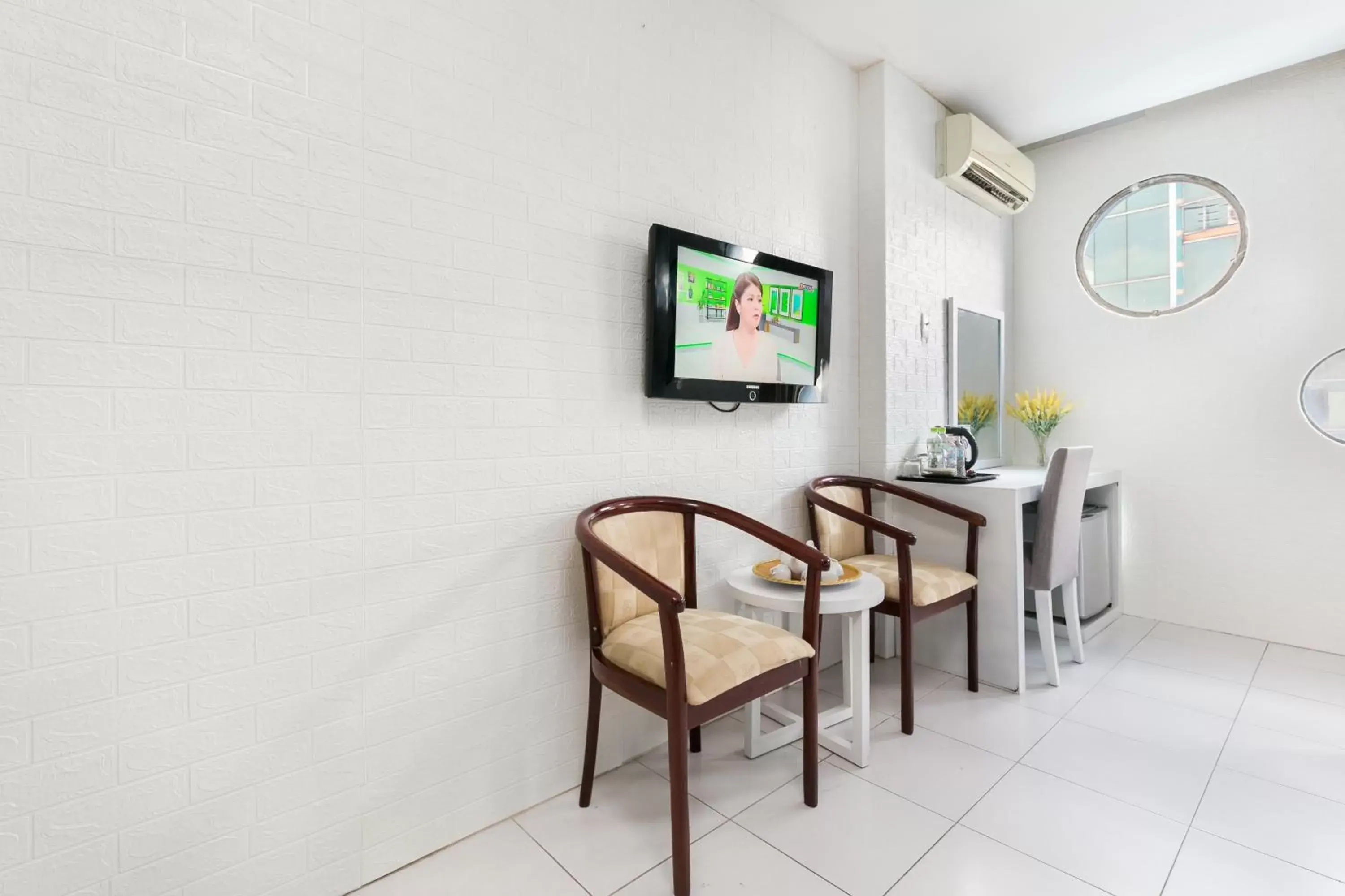 air conditioner, TV/Entertainment Center in Centara Saigon Hotel