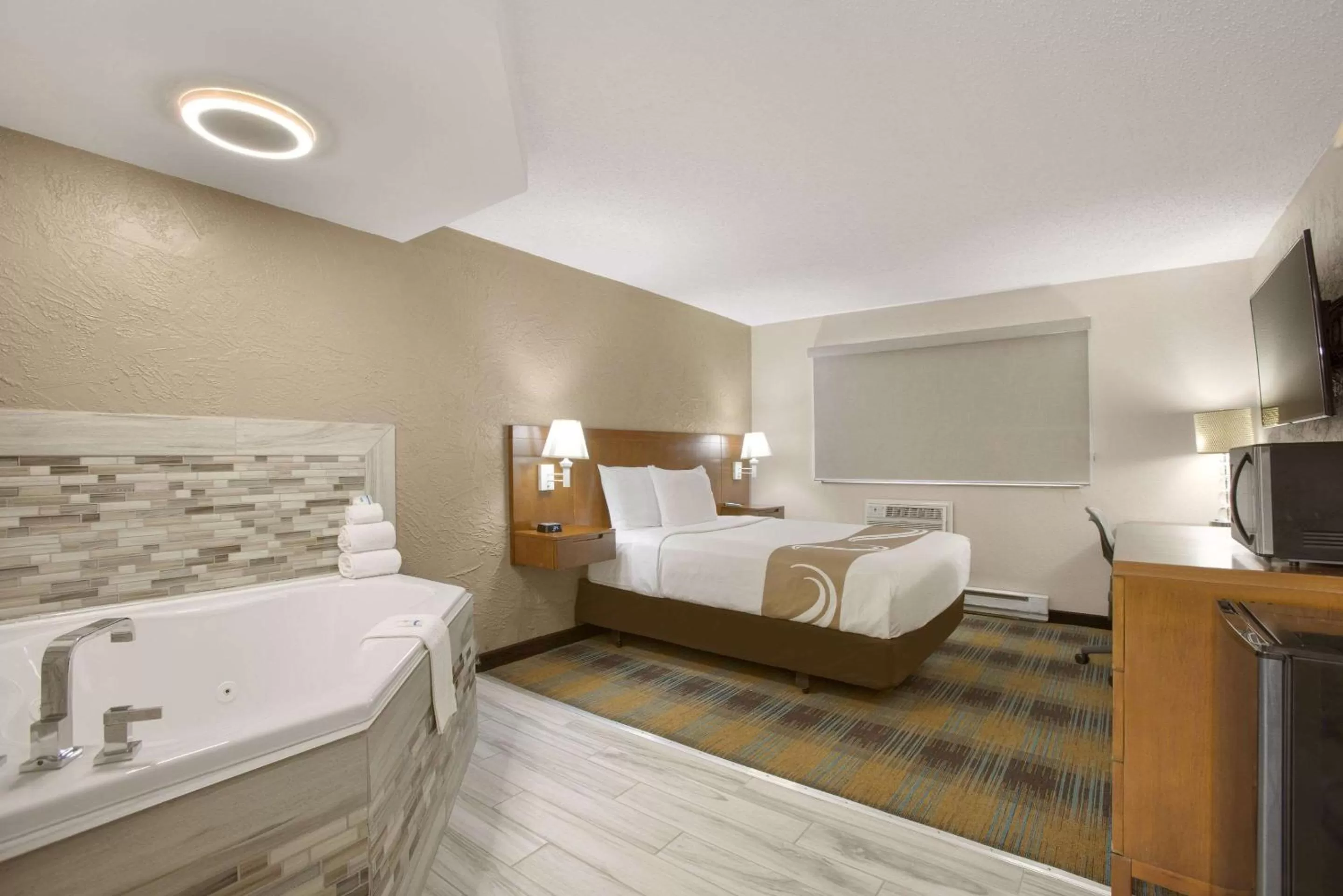 Bedroom, Bed in Rodeway Inn & Suites Grand Rapids Southeast