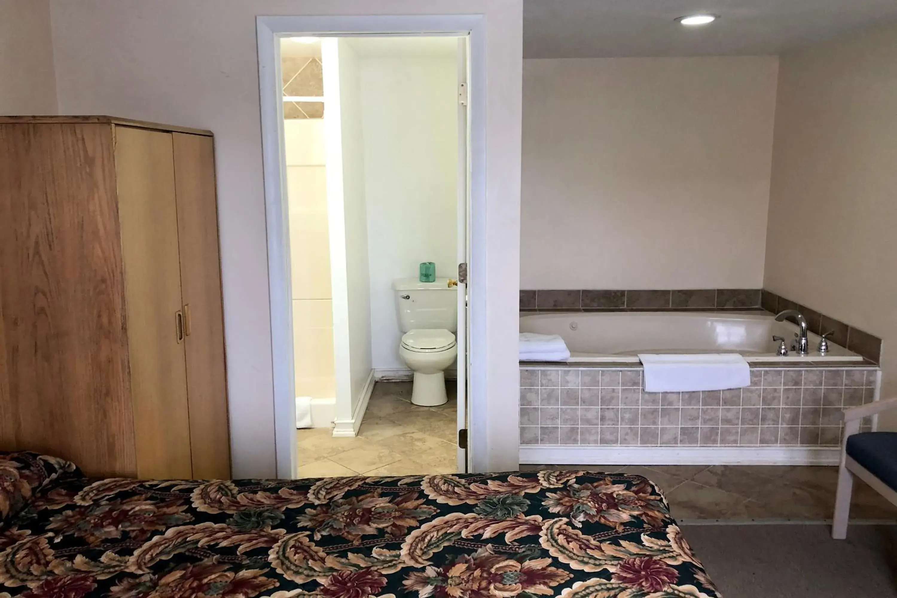 Bath, Bathroom in OYO Hotel Starlite Seneca Falls