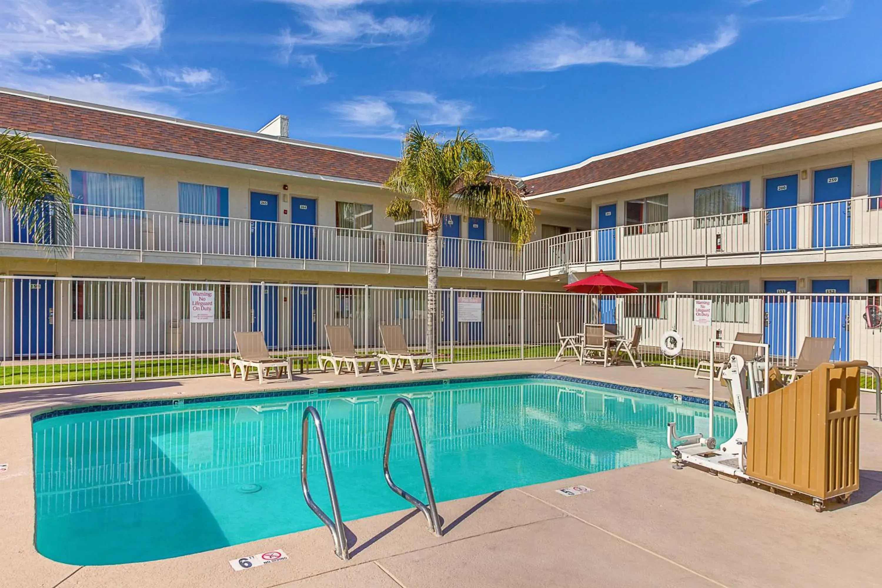 Swimming Pool in Motel 6-Phoenix, AZ - North Bell Road