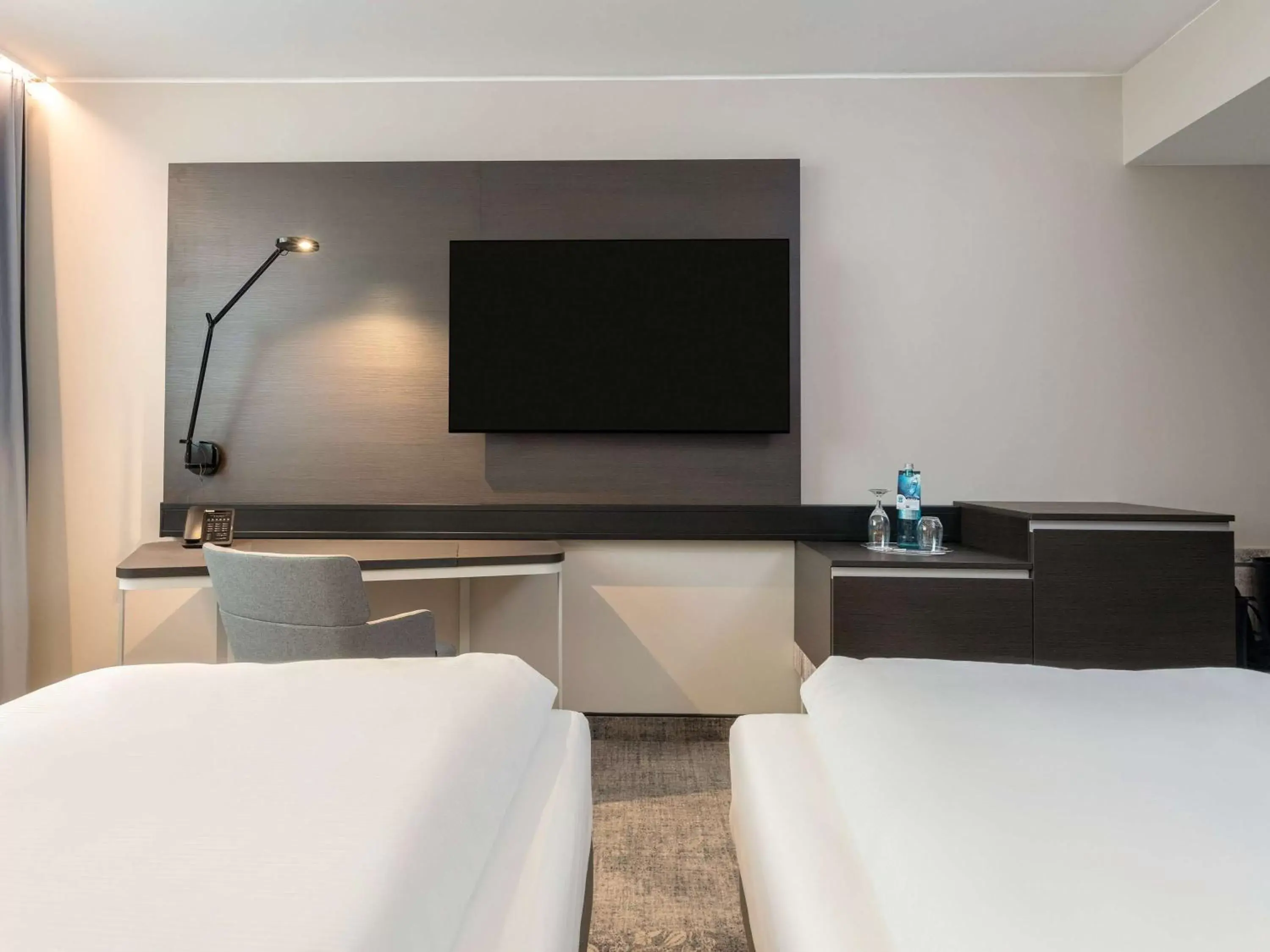 Bedroom, TV/Entertainment Center in Novotel Duesseldorf Airport