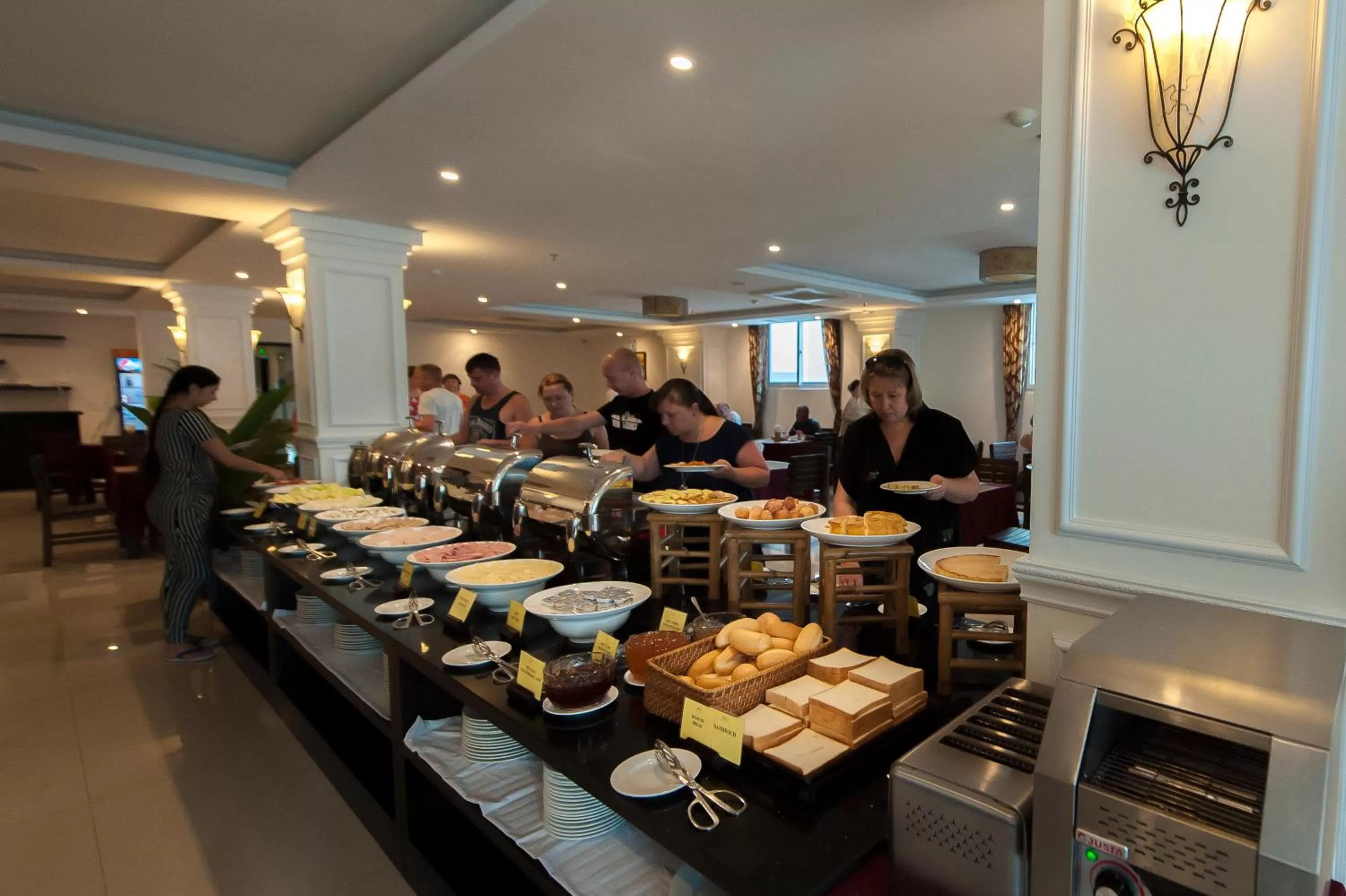 Restaurant/places to eat in Edele Nha Trang Hotel