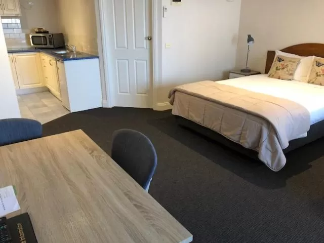 Bed in Ashmont Motel and Apartments