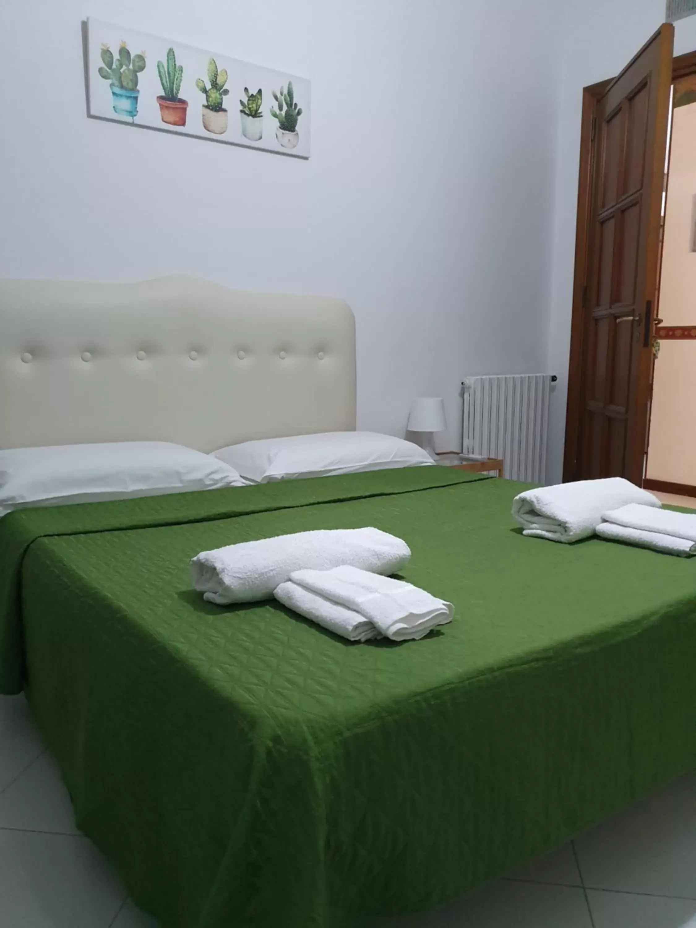 Photo of the whole room, Bed in Alba central City