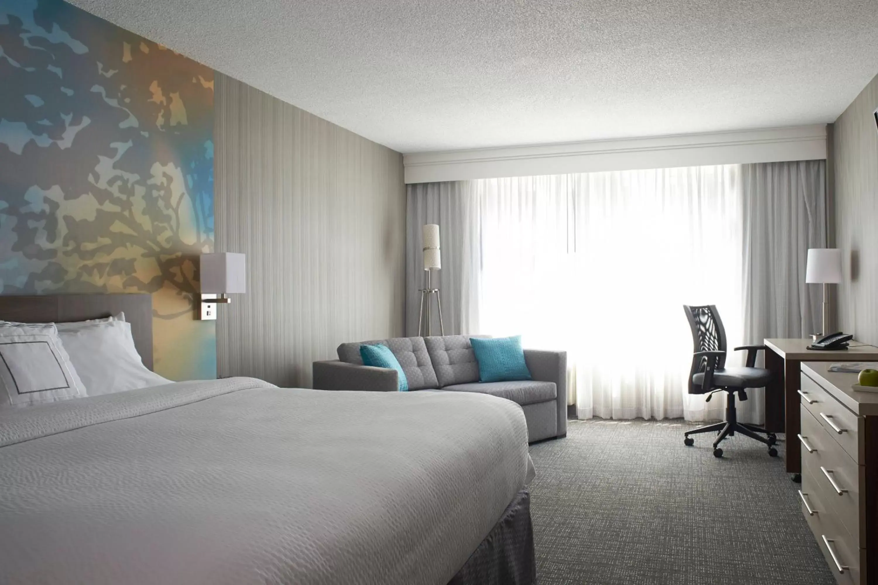 Photo of the whole room, Bed in Courtyard by Marriott Toronto Downtown
