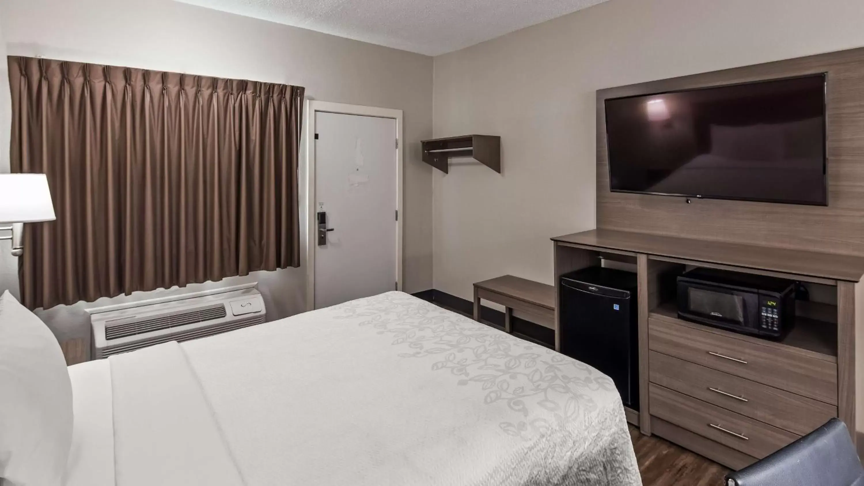 Bedroom, Bed in SureStay Hotel by Best Western Findlay