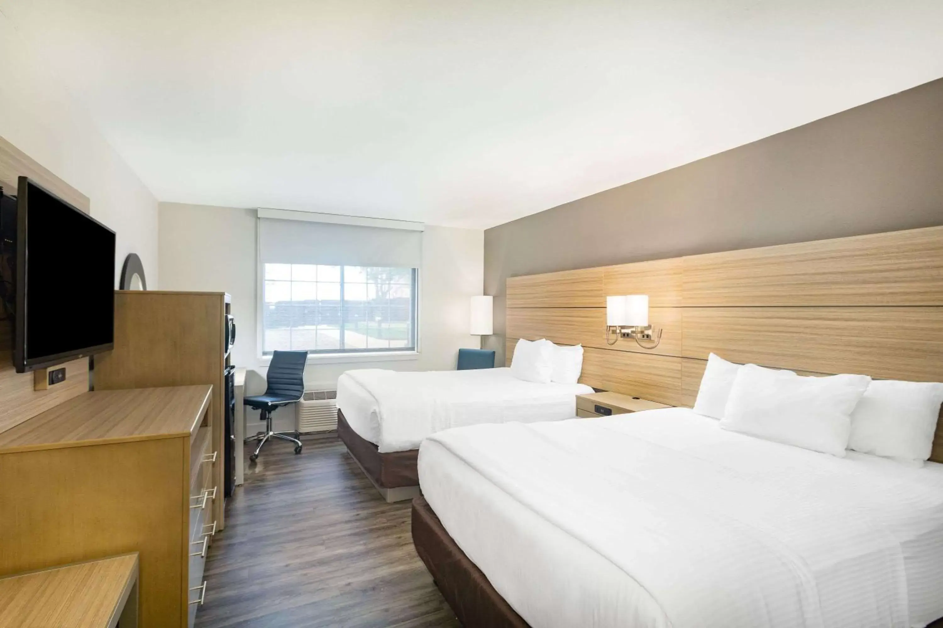 Photo of the whole room, Bed in La Quinta by Wyndham Joplin Photo of the whole room, Bed in La Quinta by Wyndham Joplin