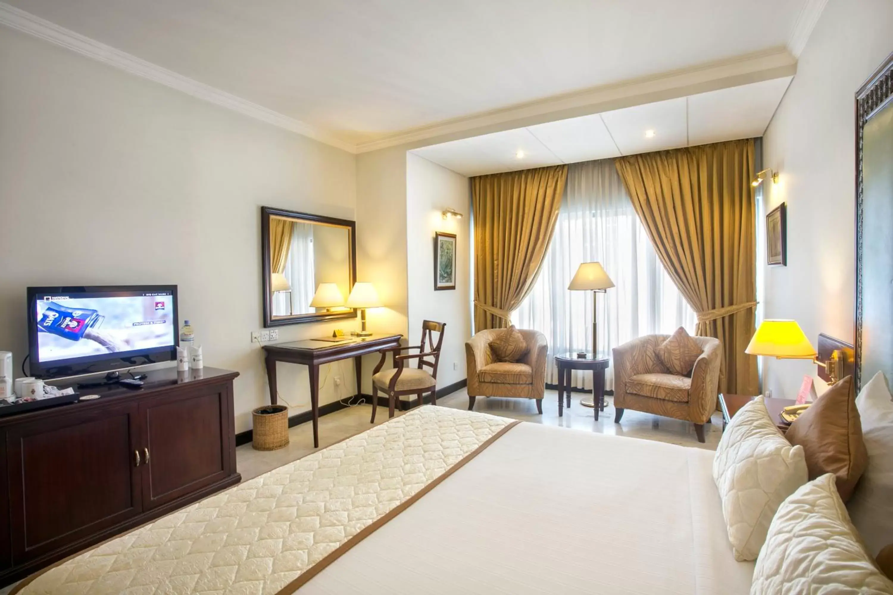 Bed, TV/Entertainment Center in Hotel Sarina