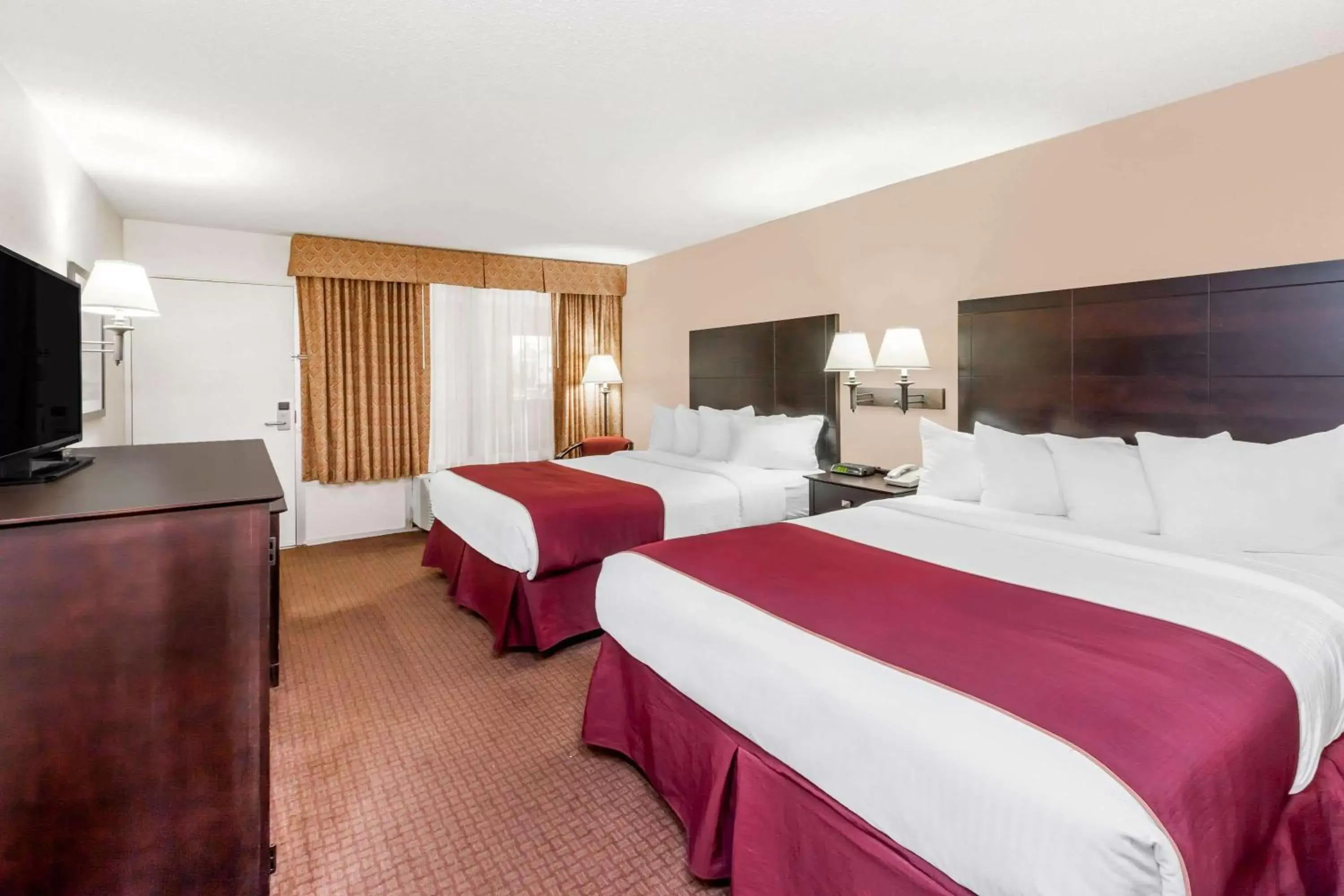 Photo of the whole room, Bed in Ramada by Wyndham Grayling Hotel & Conference Center