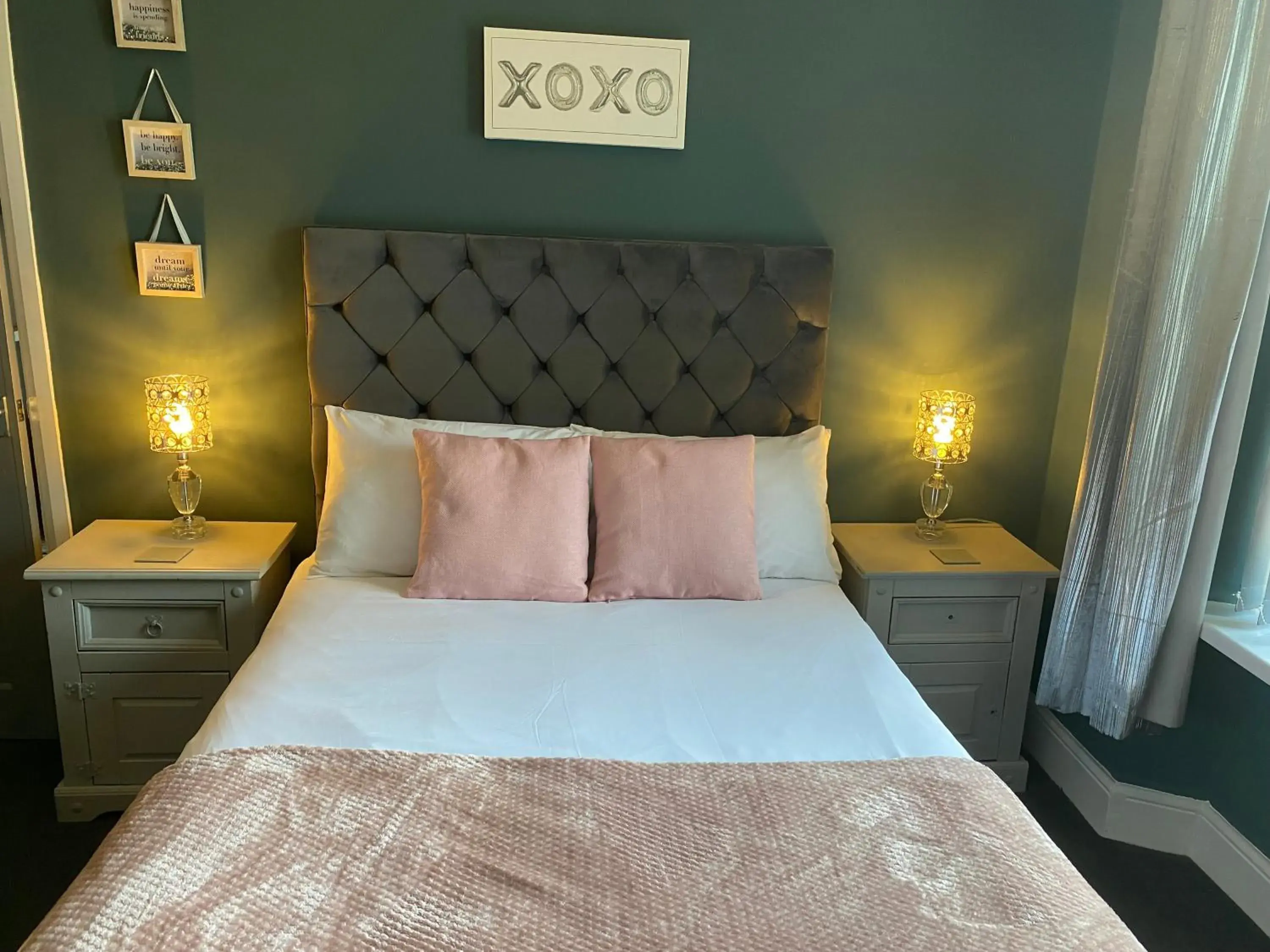 Bedroom, Bed in Inn Cardiff