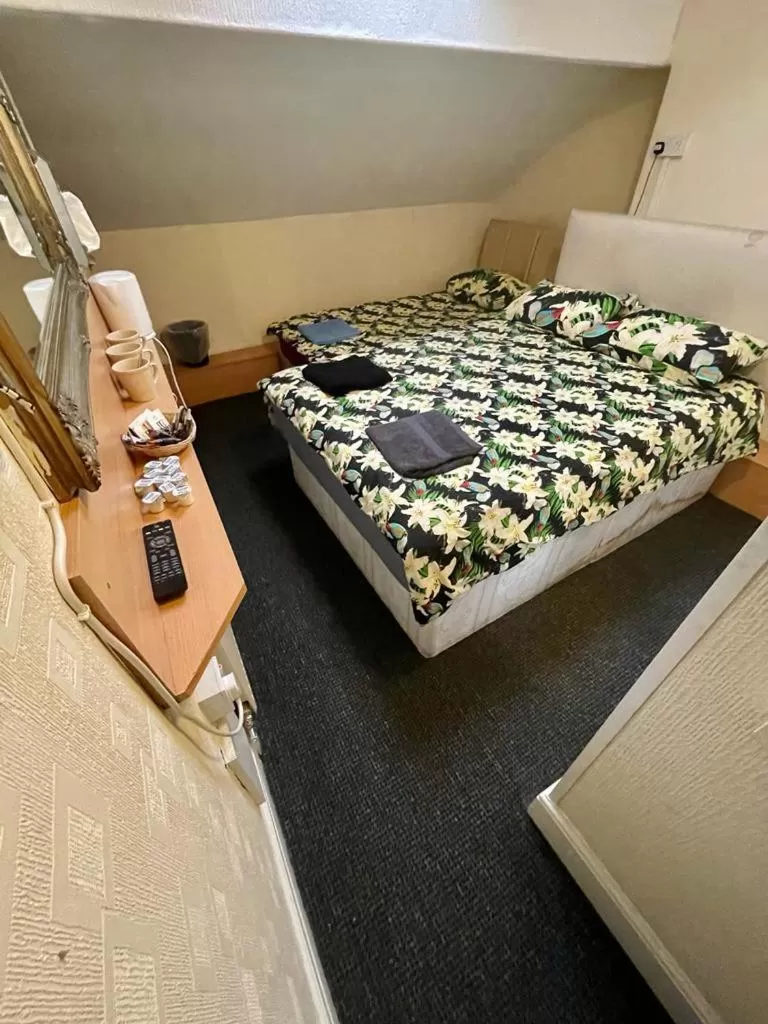 Photo of the whole room, Bed in Hayward Hotel