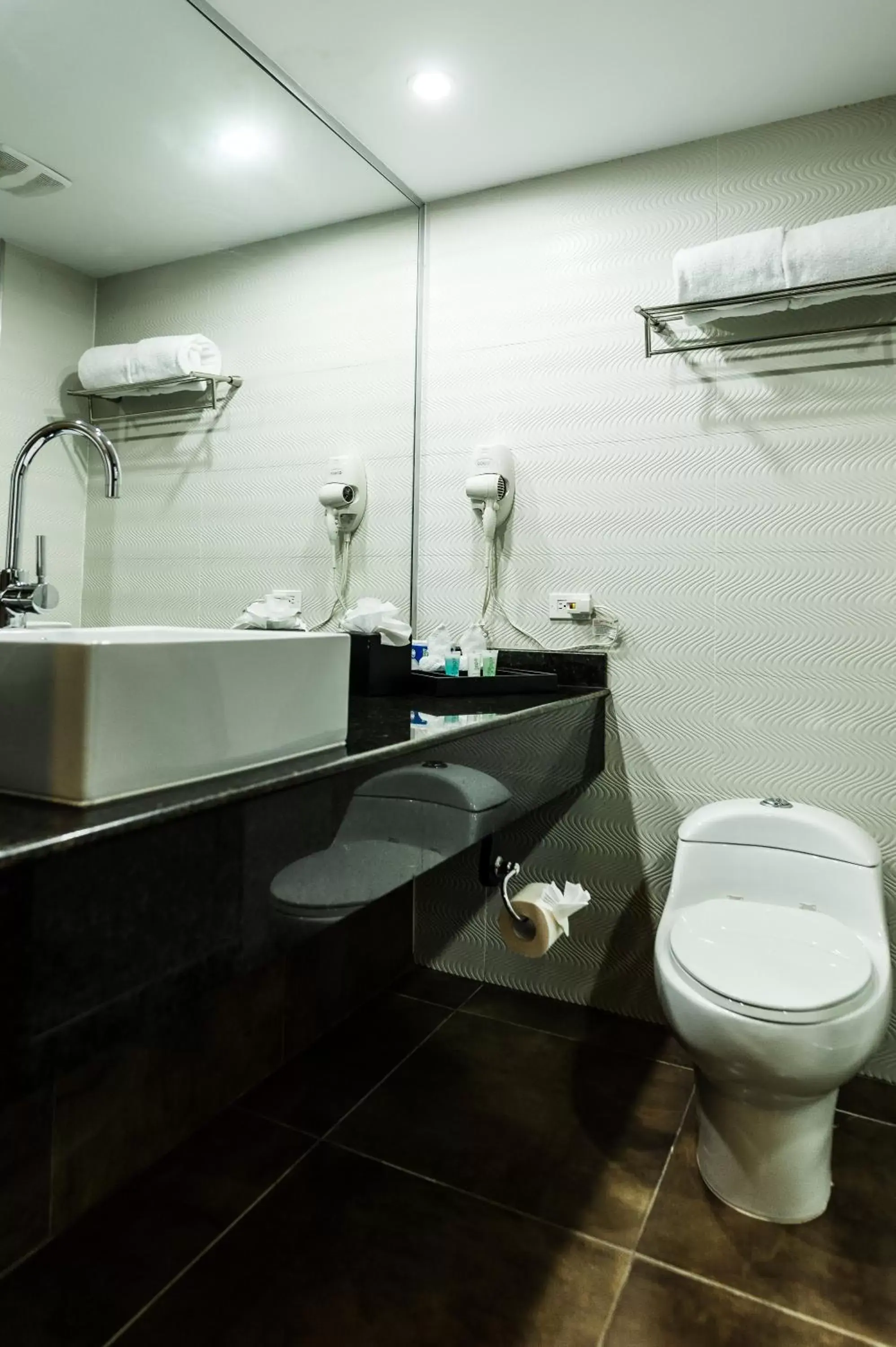 Bathroom in Riande Aeropuerto Hotel Casino