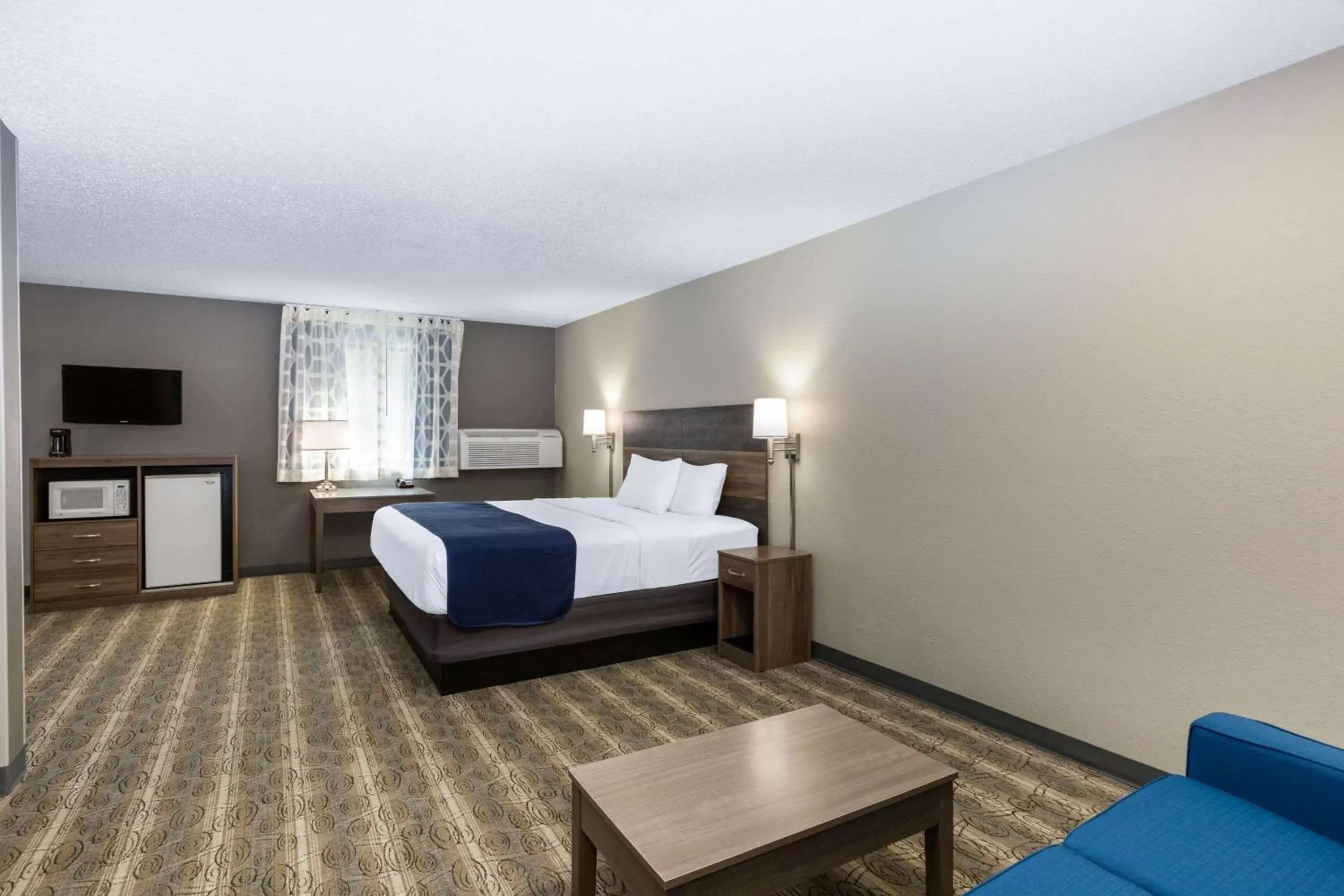 Photo of the whole room, Bed in Days Inn & Suites by Wyndham Wisconsin Dells