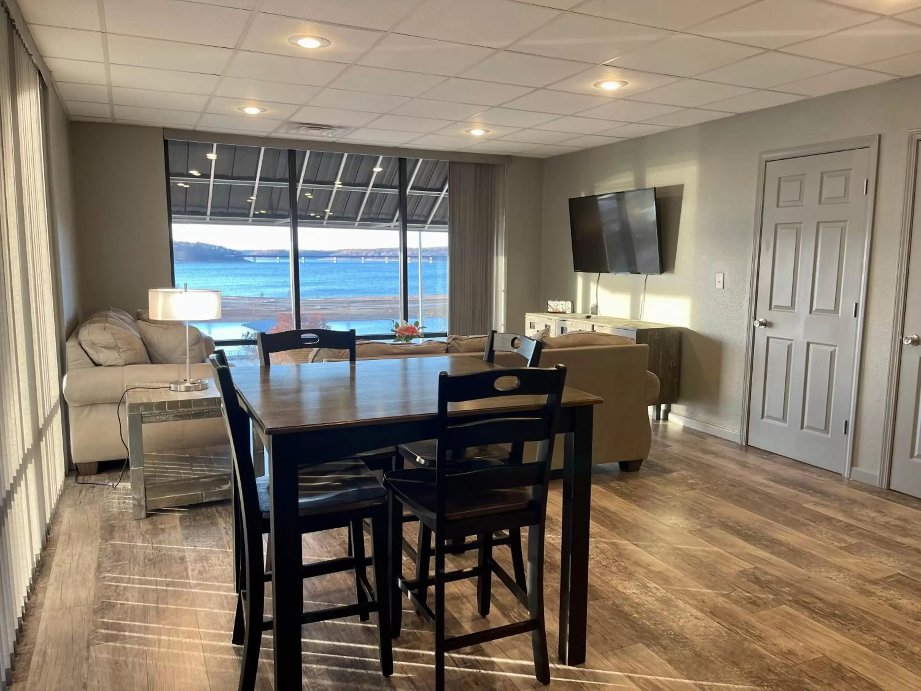 Living room, Dining Area in Lake Norfork Resort