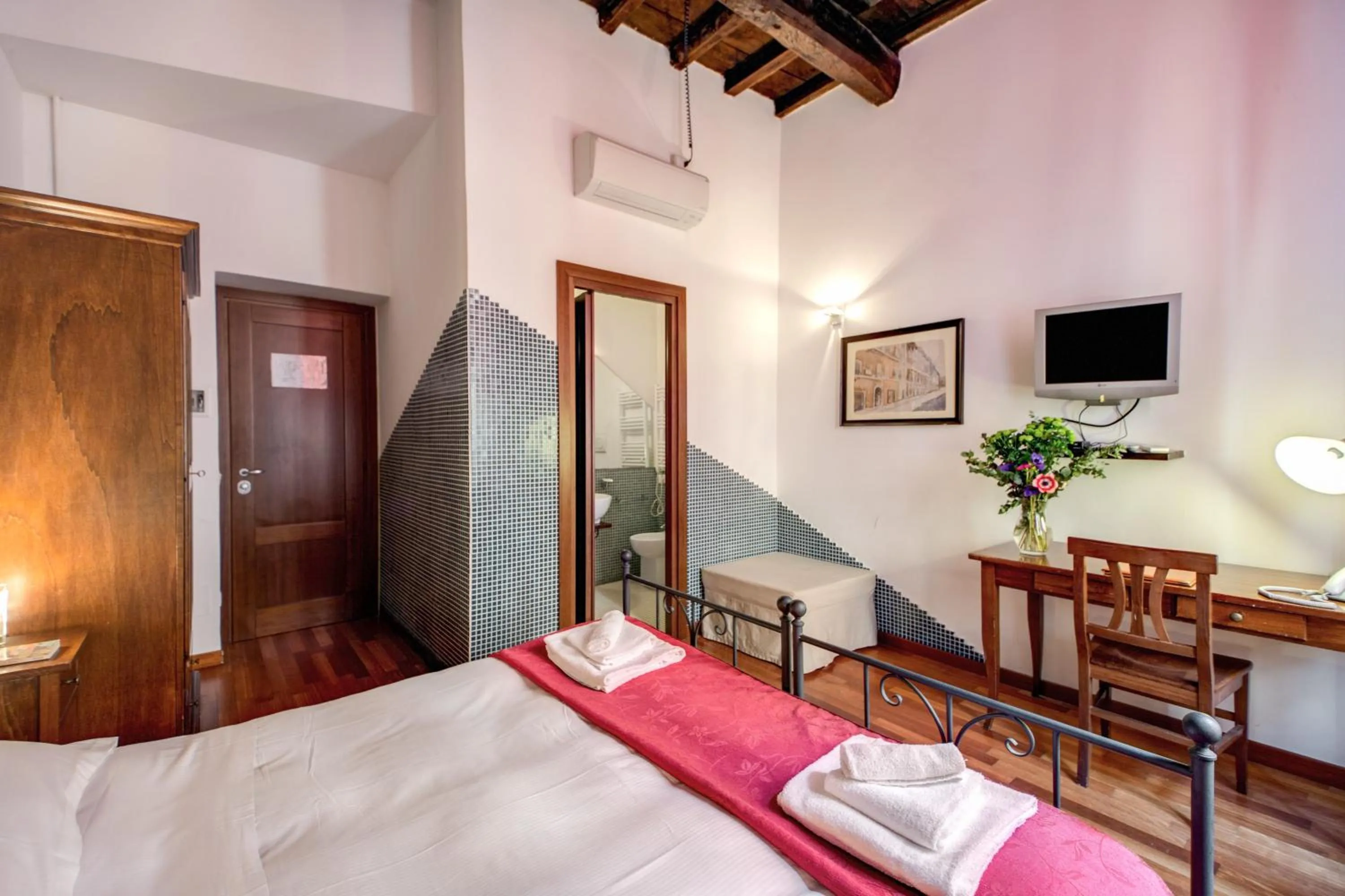 Photo of the whole room, Bed in Nova Domizia