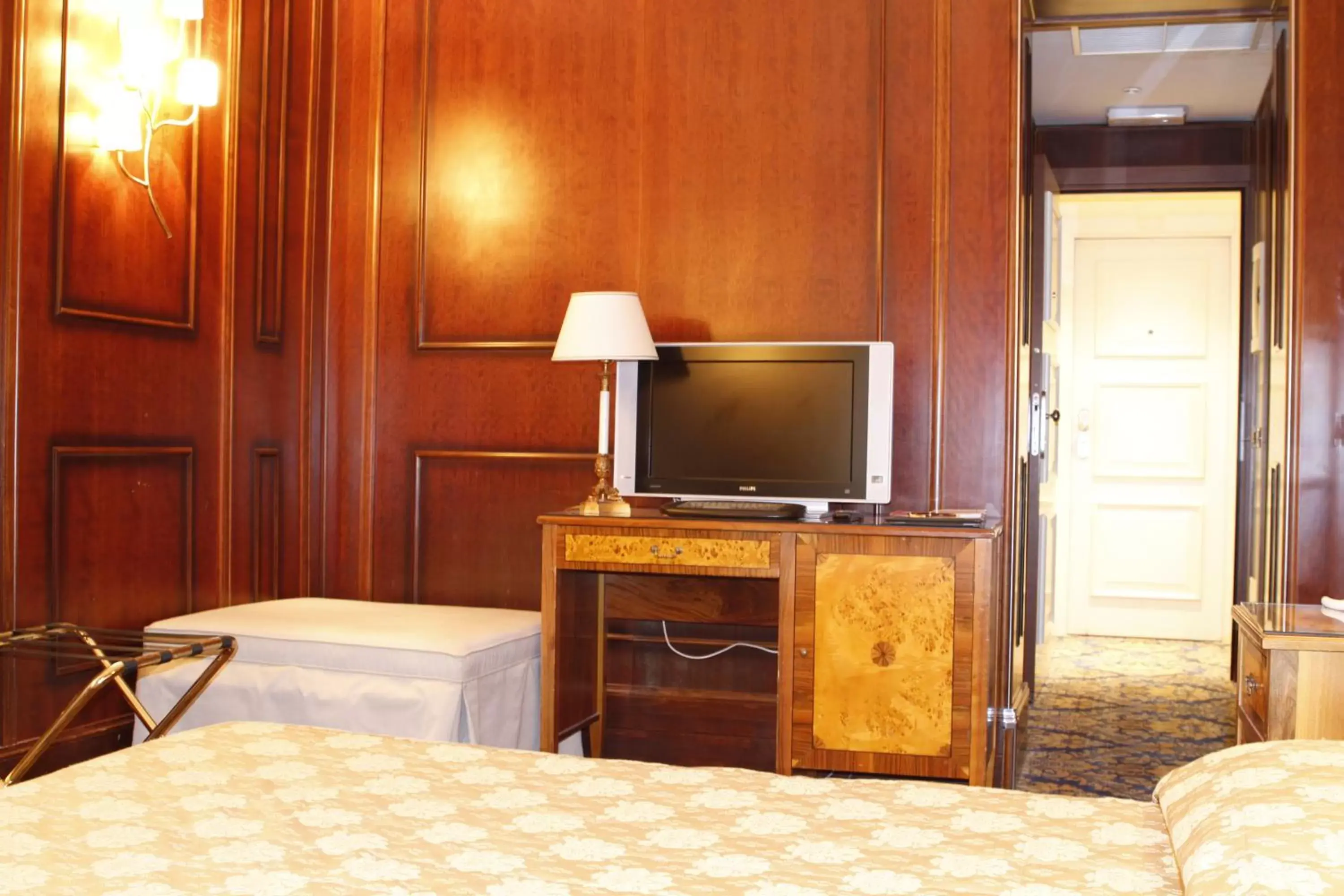 Bedroom, TV/Entertainment Center in Boutique Hotel Trevi
