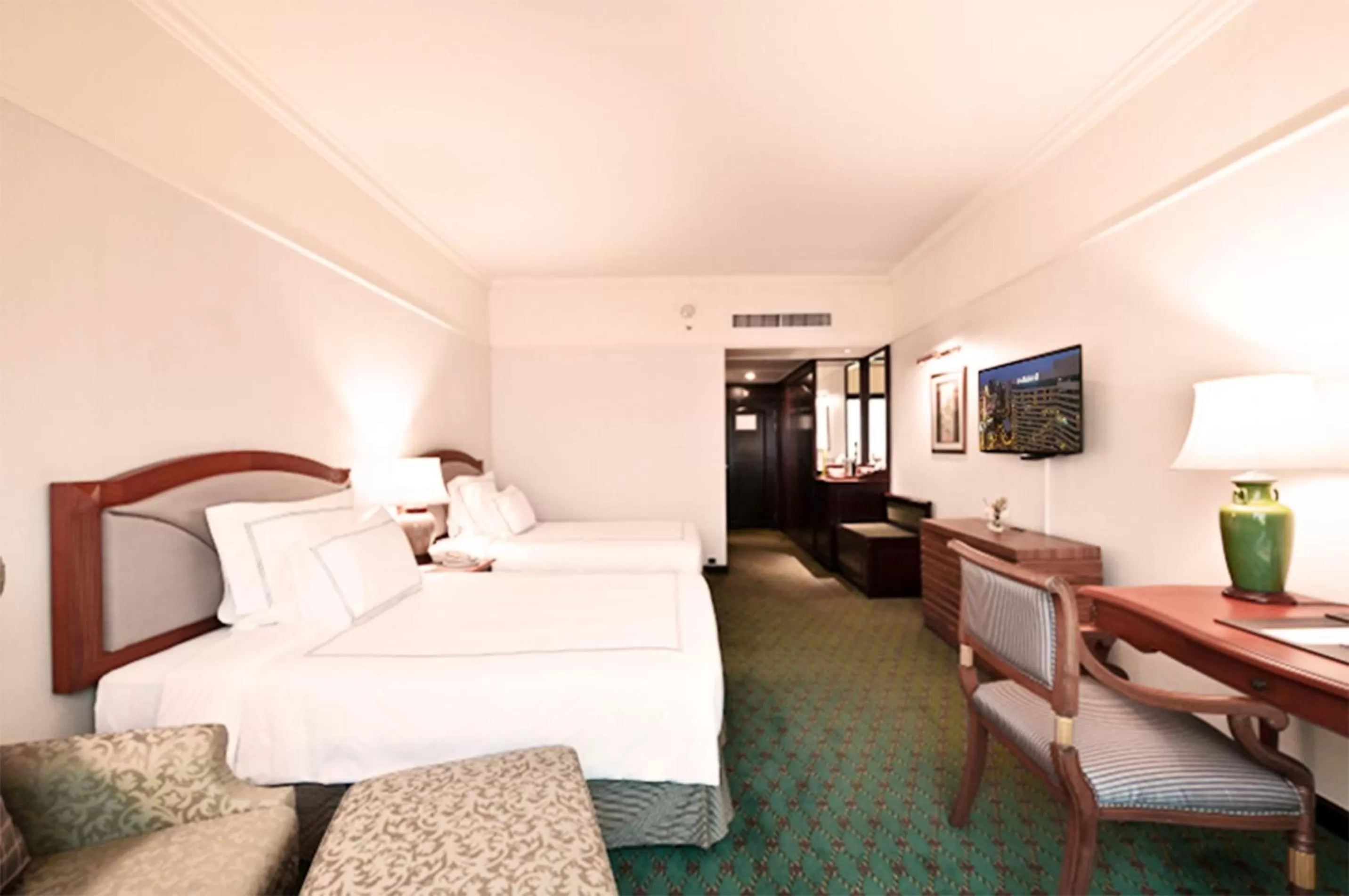 Photo of the whole room, Bed in Swissotel Bangkok Ratchada