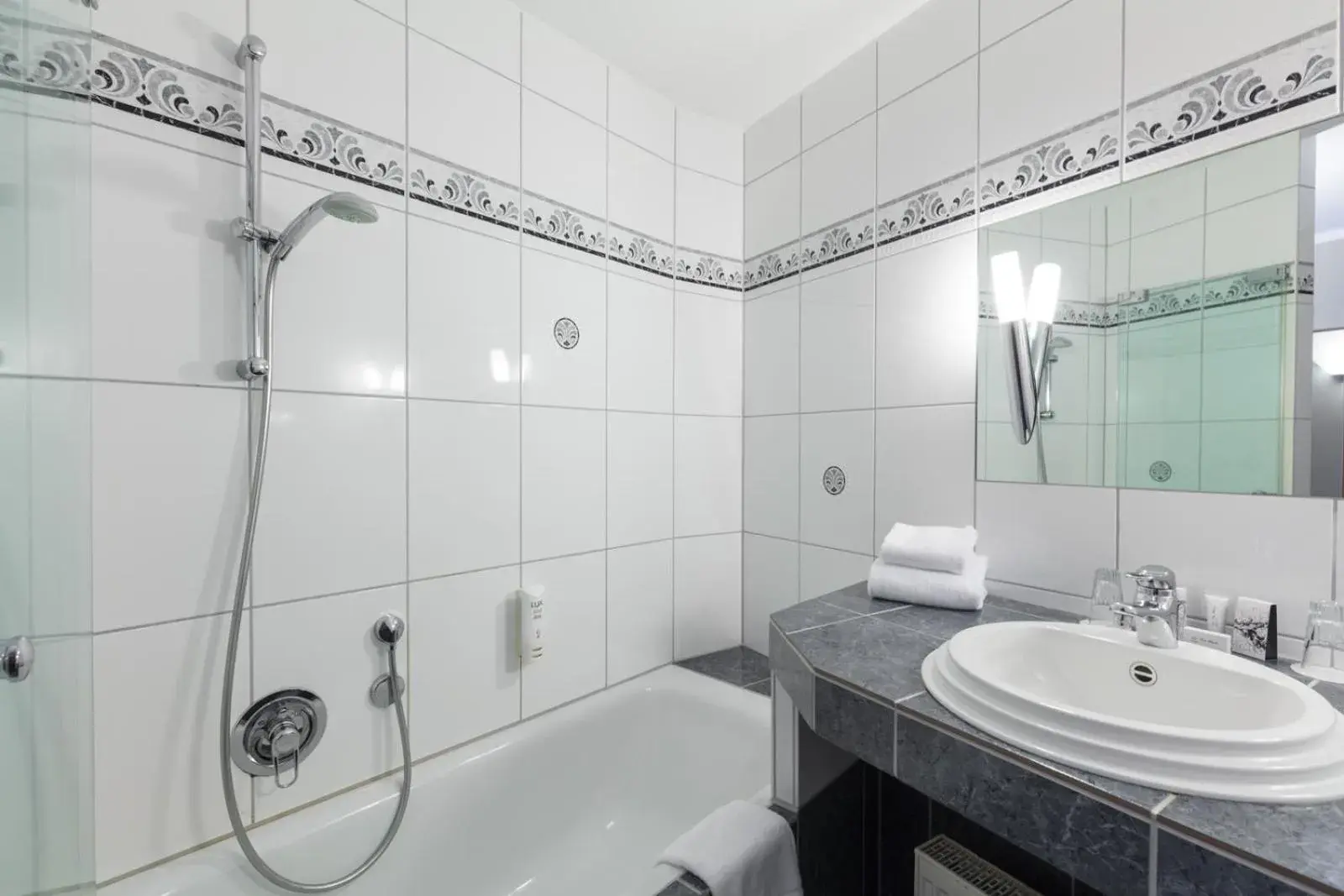 Photo of the whole room, Bathroom in Sport- und Tagungshotel De Poort