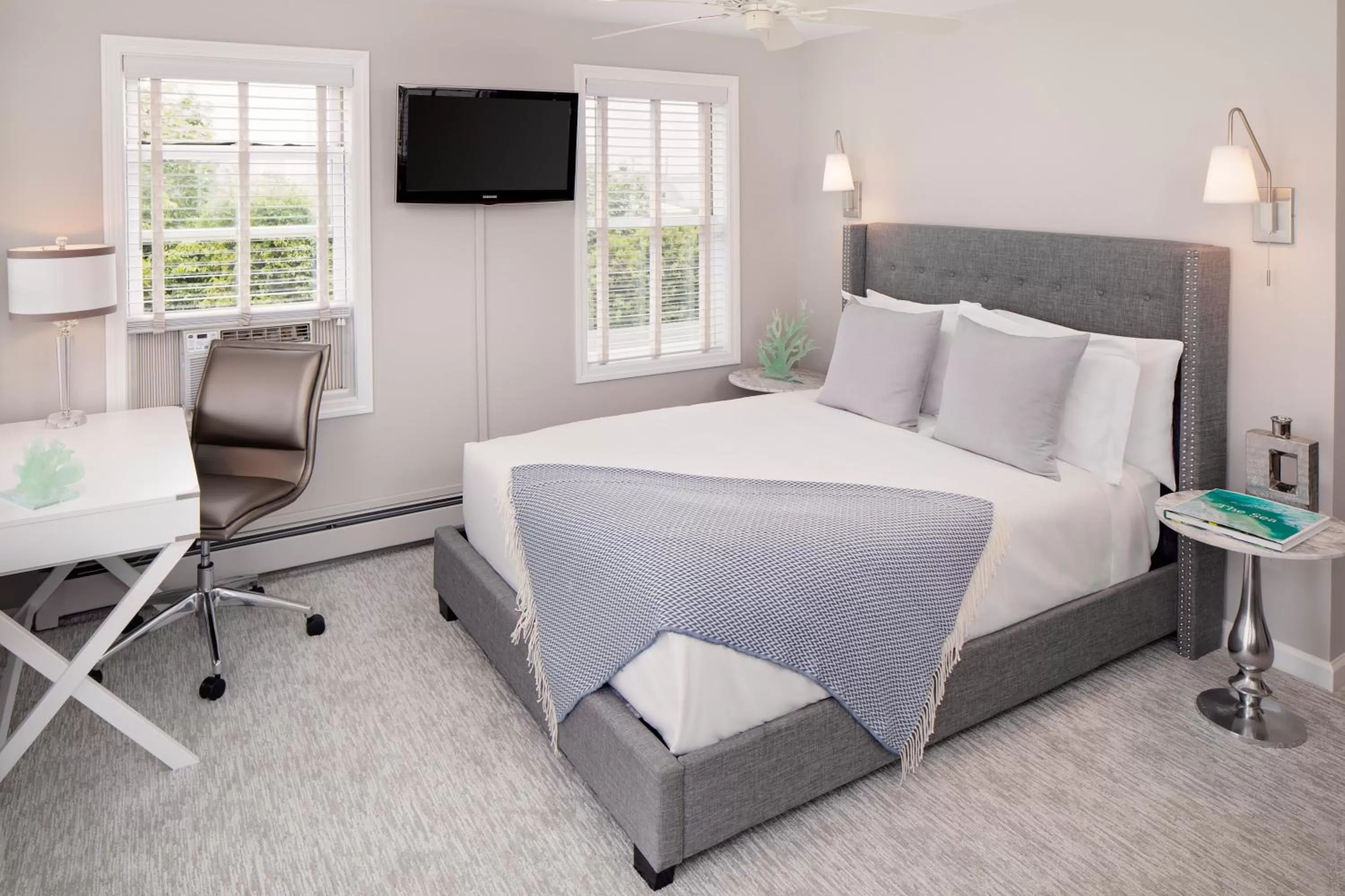 Bed in Inn at Harbor Hill Marina