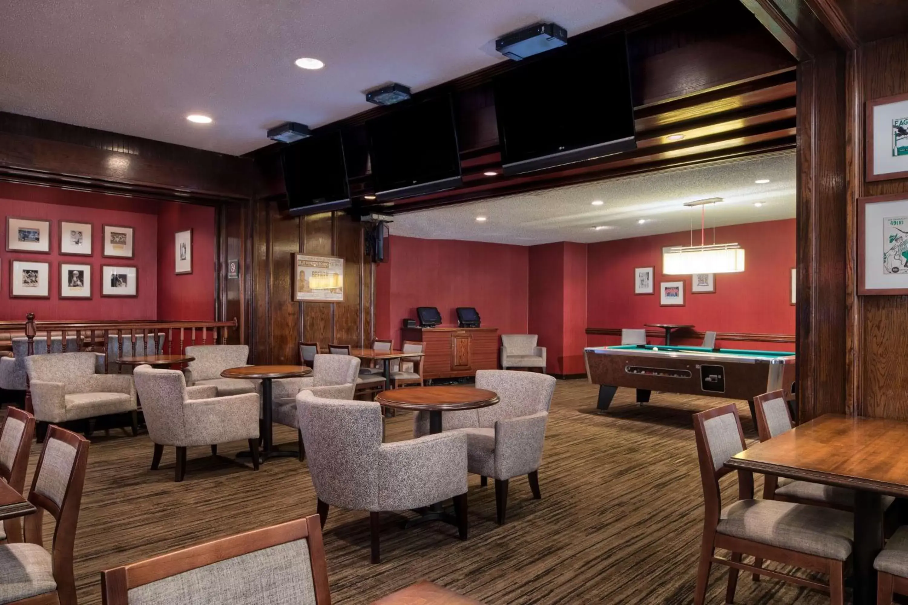 Dining area, Lounge/Bar in DoubleTree by Hilton Philadelphia Airport