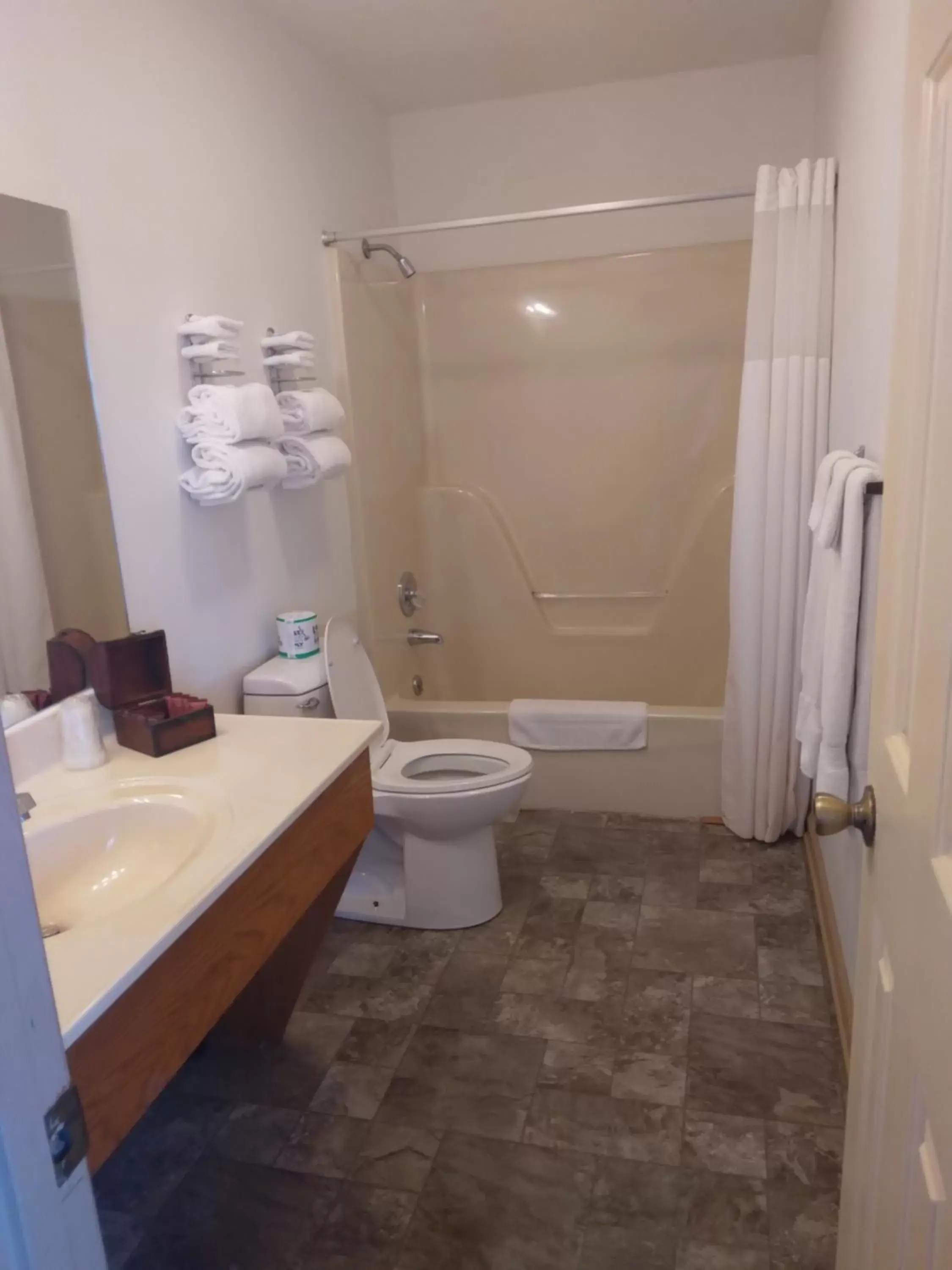 Restaurant/places to eat, Bathroom in Timber Pointe Resort
