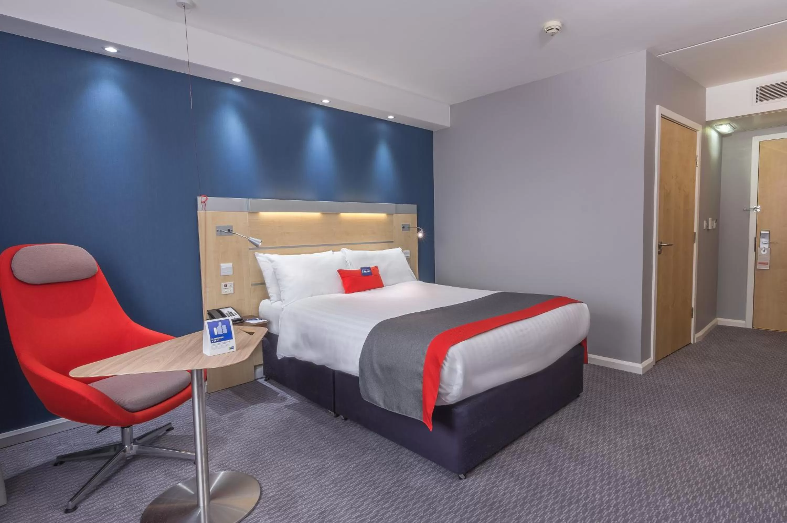 Photo of the whole room, Bed in Holiday Inn Express Kettering by IHG