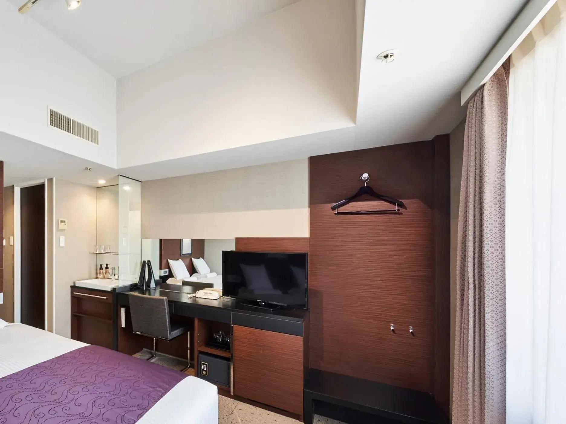 TV and multimedia, TV/Entertainment Center in HOTEL MYSTAYS Shimizu