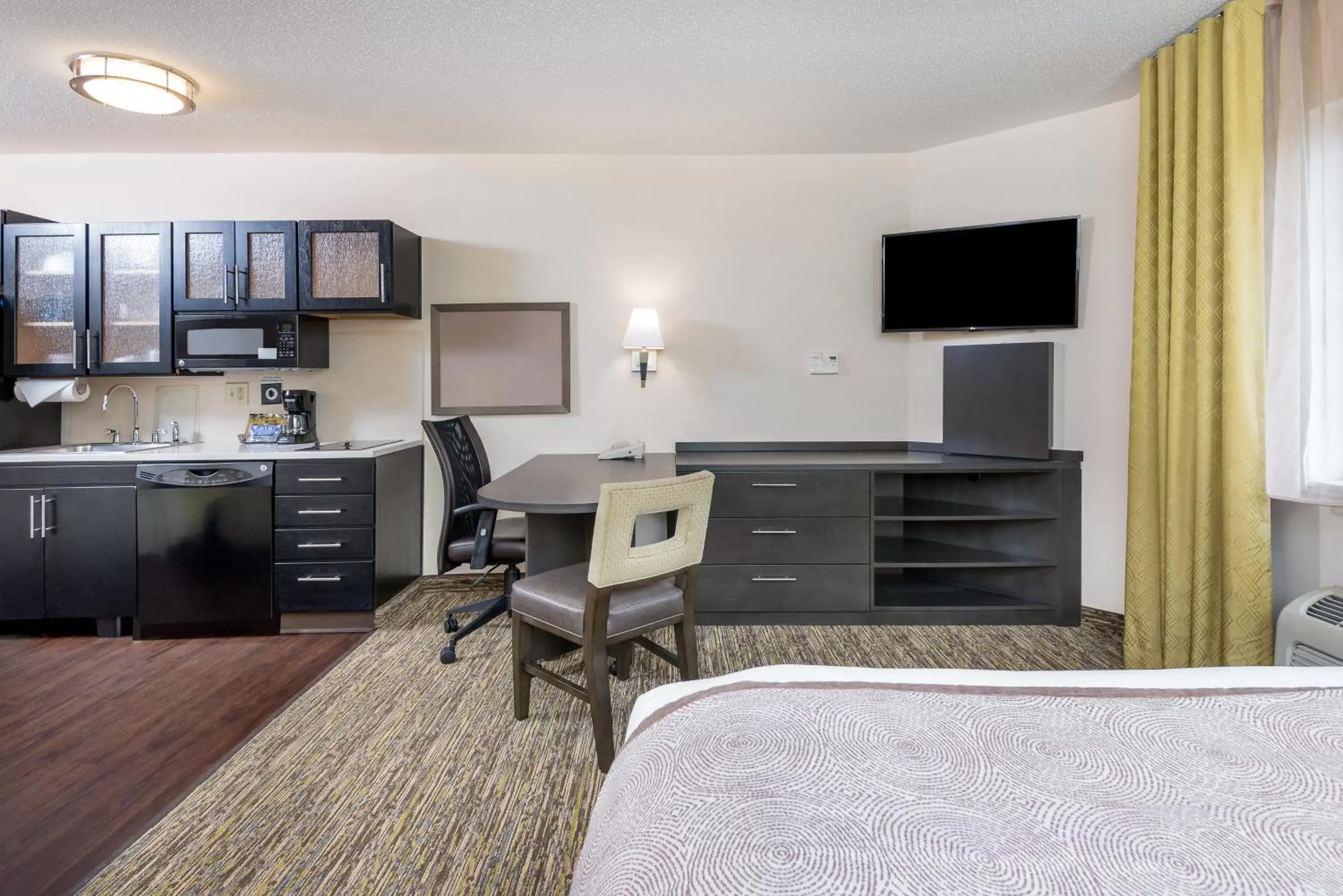 Photo of the whole room, Bed in Candlewood Suites Sterling by IHG Photo of the whole room, Bed in Candlewood Suites Sterling by IHG